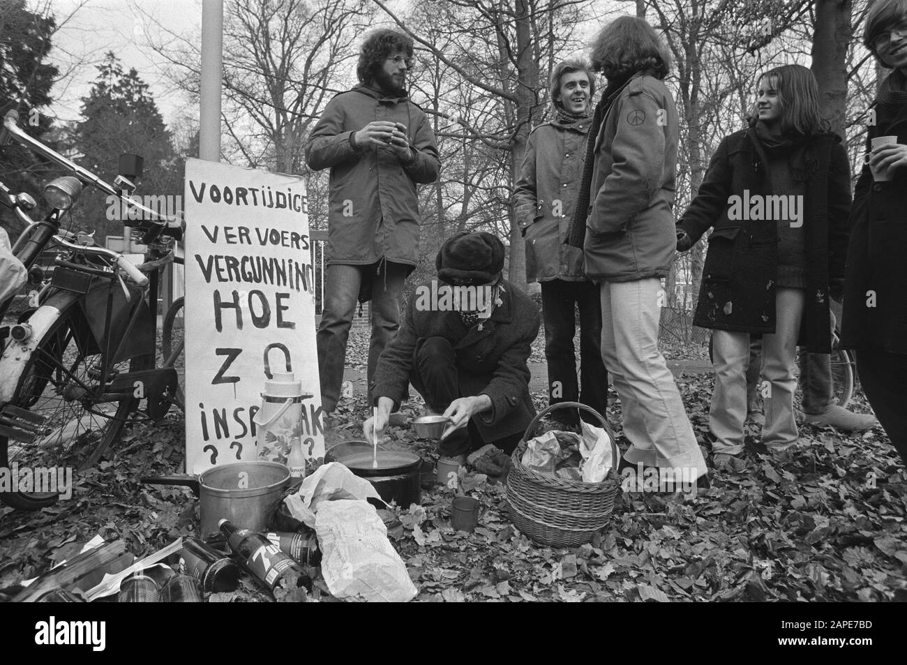 Die Kernenergie Basisgroep Stop will 22 alte Brennstätenreaktor in Instal Atomic Energy Agriculture (ITAL) von der Tans abhalten. Datum: 23.Februar 1982 Ort: Gelderland, Wageningen Stichwörter: Demonstrationen Personenname: Ital Stockfoto