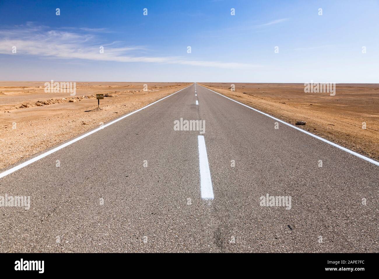 Teer Road in der Wüste, zwischen Siwa Oasis und Marsa Matruh, Ägypten, Nordafrika, Afrika Stockfoto