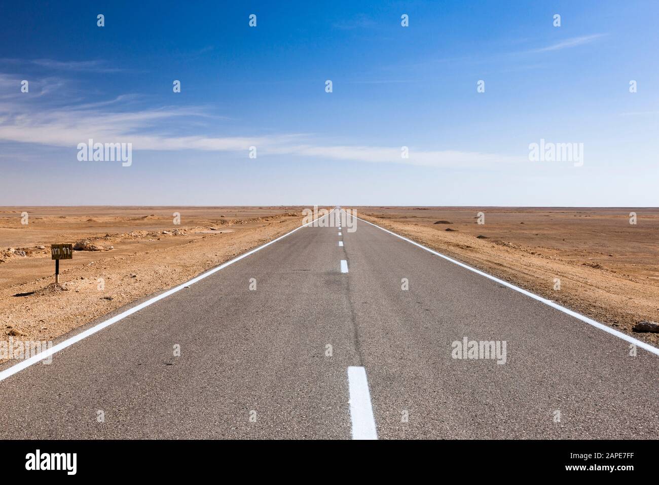 Teerstraße in der Wüste, zwischen Siwa Oasis und Marsa Matruh, Marsa Matrouh Governorate, Ägypten, Nordafrika, Afrika Stockfoto Teerstraße in der Wüste, zwischen Siwa Oasis und Marsa Matruh, Marsa Matrouh Governorate, Ägypten, Nordafrika, Afrika Stockfoto