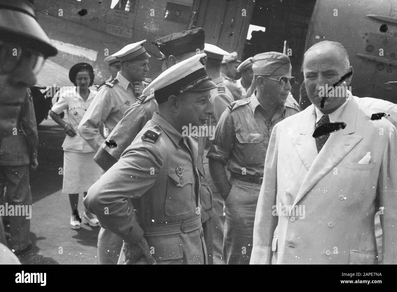 Ankunft von General Bodet Beschreibung: Batavia: Mit seinem Flugzeug traf eine C-47 Dakota bei Kemajoran, dem Chef der französischen Luftwaffe in Fernost, Brigadier- General Bodet und seinem Stab. Der General besucht Ned. East Indie auf Einladung des Armeekommandanten Luit. - Gen. S.H. Spoor und die C.M. L., Kol v.d. Eem. Mehrere Behörden waren zur Begrüßung anwesend. General Bodet im Gespräch mit dem französischen Generalkonsulat, Herr Raux Datum: 31. Mai 1948 Ort: Batavia, Indonesien, Jakarta, Niederländisch-Ostindien Stockfoto