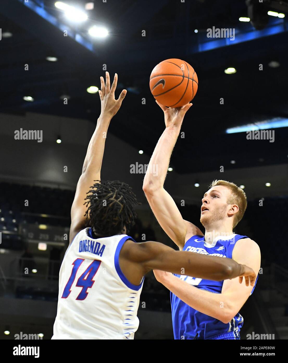 Chicago, Illinois, USA. Januar 2020. Ceighton Bluejays Center Kelvin Jones (43) versucht einen Haken, der über DePaul Blue Demons Center Nick Ongenda (14) während des NCAA Big East Conference Basketballspiels zwischen DePaul vs Ceighton in Der Wintrust Area in Chicago, Illinois geschossen wird. Dean Reid/CSM/Alamy Live News Stockfoto