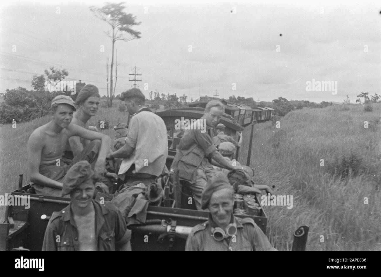 Sepantjar bei Baturajah Beschreibung: Baturajah. Der Zug, der die Verbindung zwischen Baturaja und Martapurah unterhält. In den hinteren offenen Wagen Männer von 4-1 R.I. Datum: 17.November 1947 Ort: Baturaja, Indonesien, Niederländisch-Ostindien, Sumatra Stockfoto