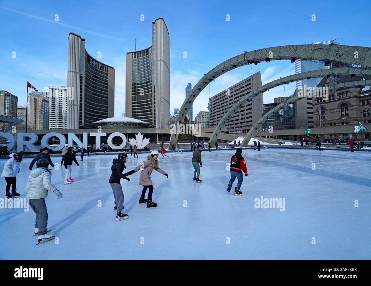 Toronto - JANUAR 2020: Die Eislaufbahn auf dem Civic Square vor der City Hall ist eine beliebte Winterattraktion. Stockfoto