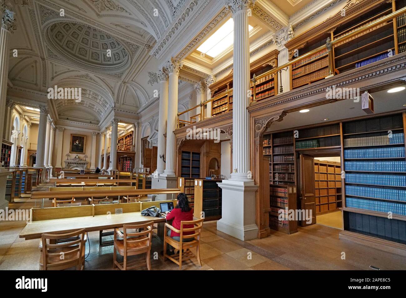 Toronto - JANUAR 2020: Das Innere der kunstvoll dekorierten viktorianischen Rechtsbibliothek in der Osgoode Hall. Stockfoto