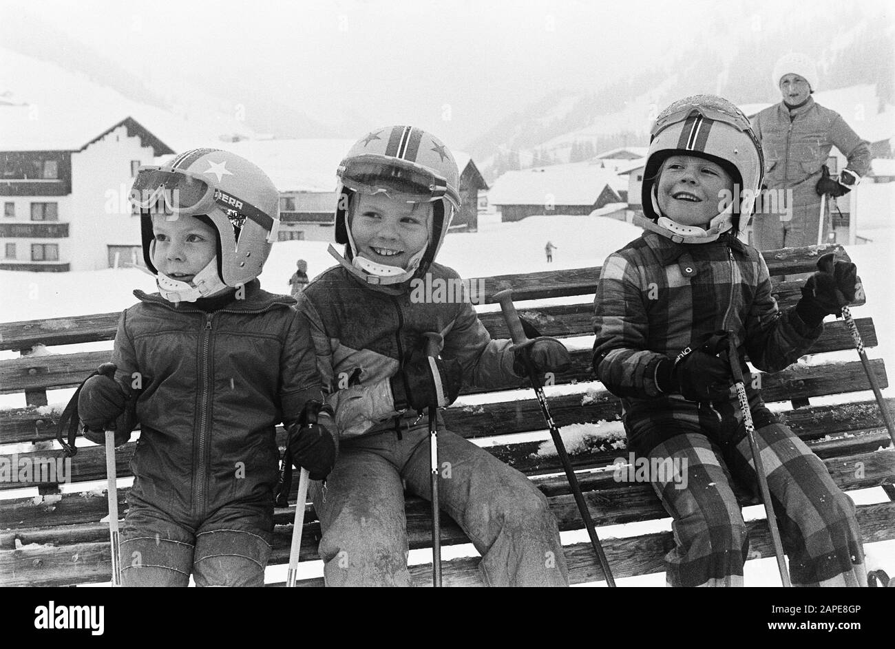 Beatrix en Claus und Kinder im Winterurlaub in Le in skitenue v.l. Constantijn, Willem Alexander und Johan Friso Datum: 28. Dezember 1974 Ort: Lech Schlüsselwörter: Kinder, Prinzen, Wintersport persönlicher Name: Beatrix, Prinzessin, Claus, Prinz, Constantijn, Fürst, Johan Friso, Fürst Stockfoto Beatrix en Claus und Kinder im Winterurlaub in Le in skitenue v.l. Constantijn, Willem Alexander und Johan Friso Datum: 28. Dezember 1974 Ort: Lech Schlüsselwörter: Kinder, Prinzen, Wintersport persönlicher Name: Beatrix, Prinzessin, Claus, Prinz, Constantijn, Fürst, Johan Friso, Fürst Stockfoto