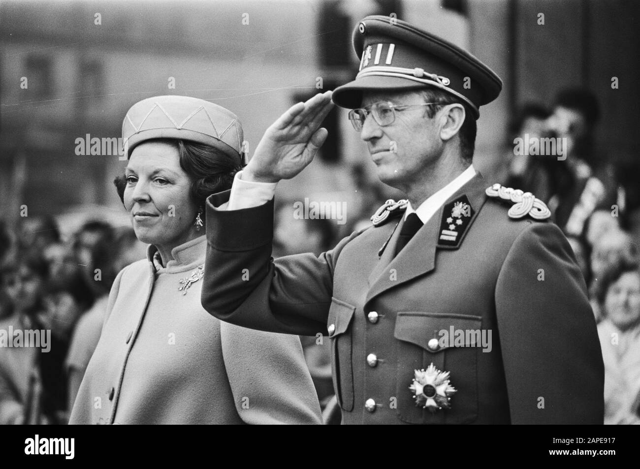 Staatsbesuch Königin Beatrix und Prinz Claus in Belgien, Beatrix und König Baudouin beim Spielen von Volksliedern in Brüssel Datum: 31. März 1981 Ort: Noord-Holland, Schiphol Schlüsselwörter: Sänger persönlicher Name: Eurovisie-SONG Contest, Linda Williams Stockfoto