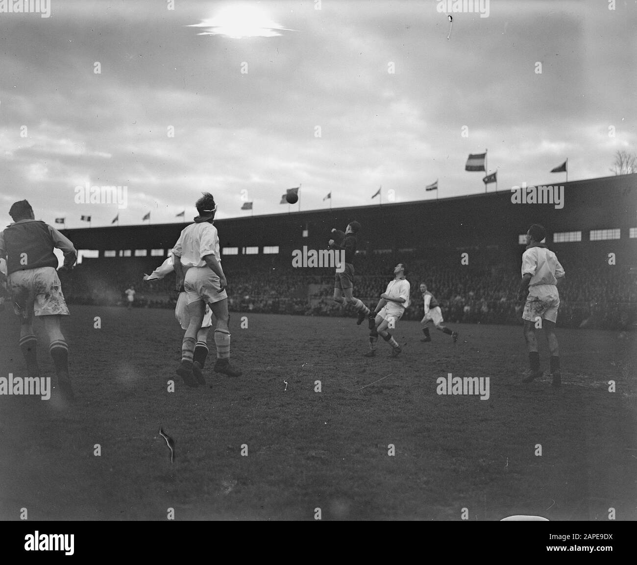 AJAX gegen Zeeburgia 1-1.Wustenhoff (Torhüter Zeeburgia) stampft Road Date: 17. Januar 1948 Ort: Amsterdam Schlüsselwörter: Torhüter, Name der Fußballeinrichtung: AJAX Stockfoto