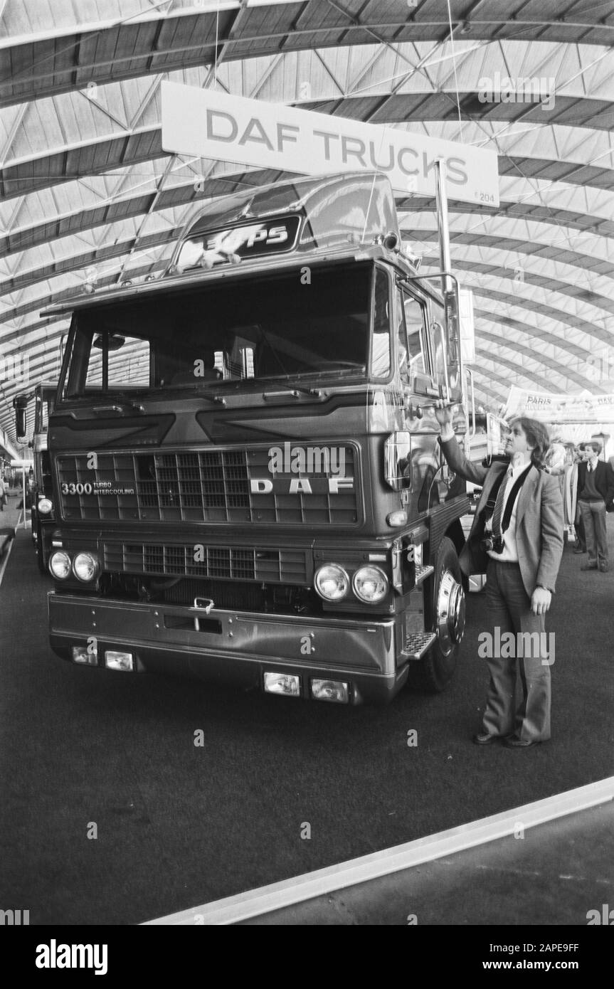 Firmenwagen RAI 82 im RAI Television Monitor als Rückspiegel und eine auf der Rückseite des Busses eingebaute Fernsehkamera. DAF 3300 Turbo Datum: 3. Februar 1982 Standort: Amsterdam, Noord-Holland Schlüsselwörter: Fernsehmonitore, Rückspiegel, Eröffnungeinstellungen Name: RAI Stockfoto