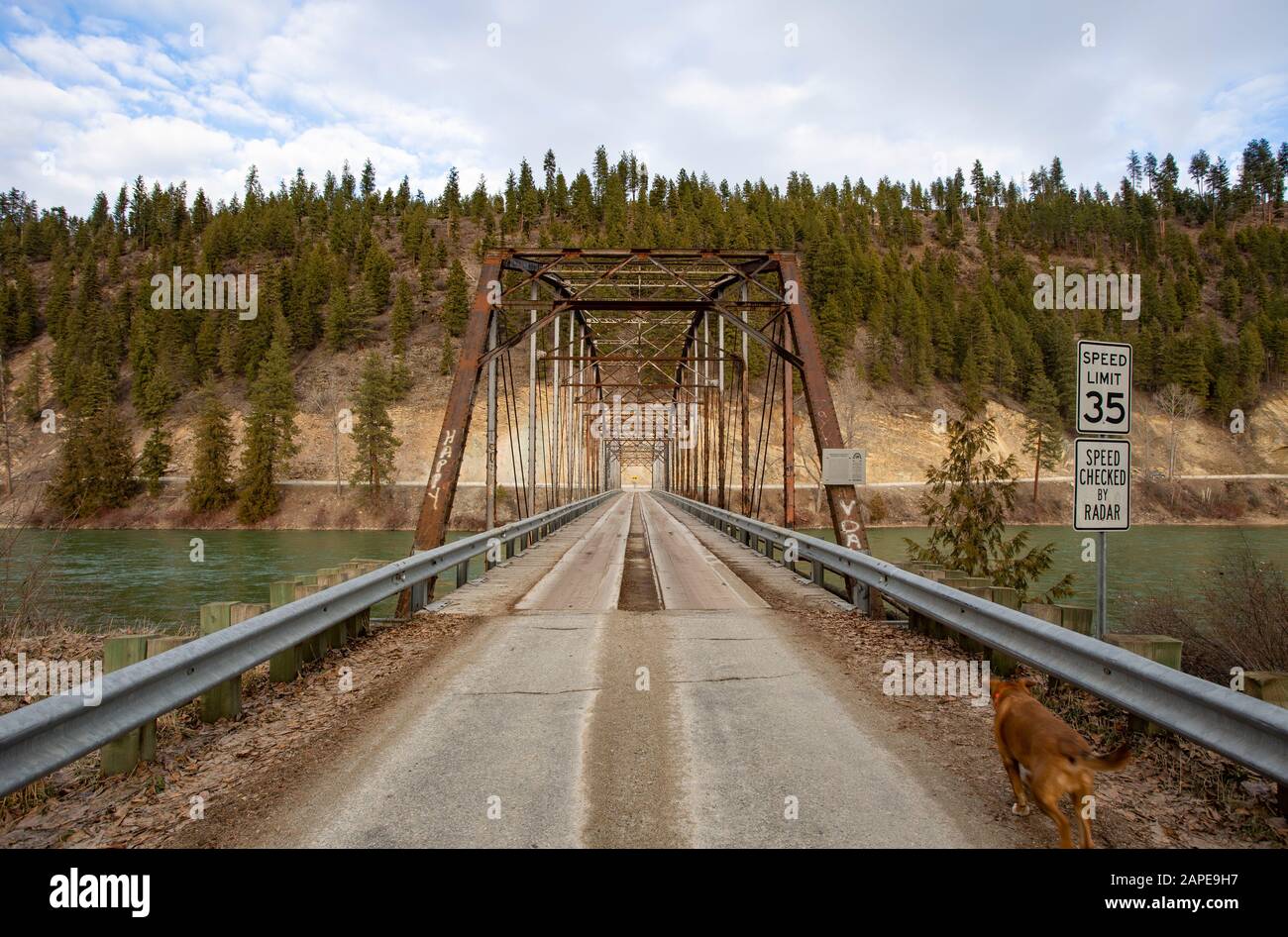 Die Theodore Roosevelt Memorial Bridge über den Kootenai River in Troy, Montana. Der Kootenai River ist ein Zufluss des Columbia River. Stockfoto