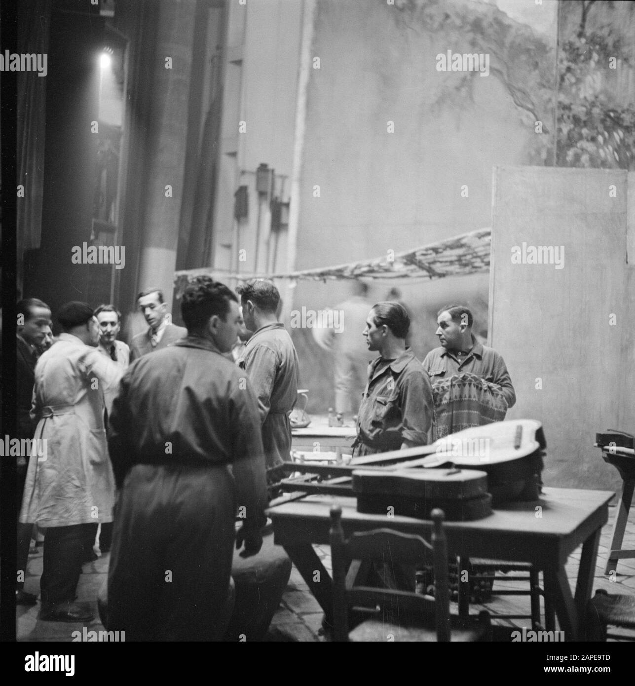 Italien Beschreibung: Bild hinter den Kulissen der Scala in Mailand Datum: 1. Januar 1936 Ort: Italien, Mailand Schlagwörter: Angestellte, Musikinstrumente, Opern, Theater Stockfoto