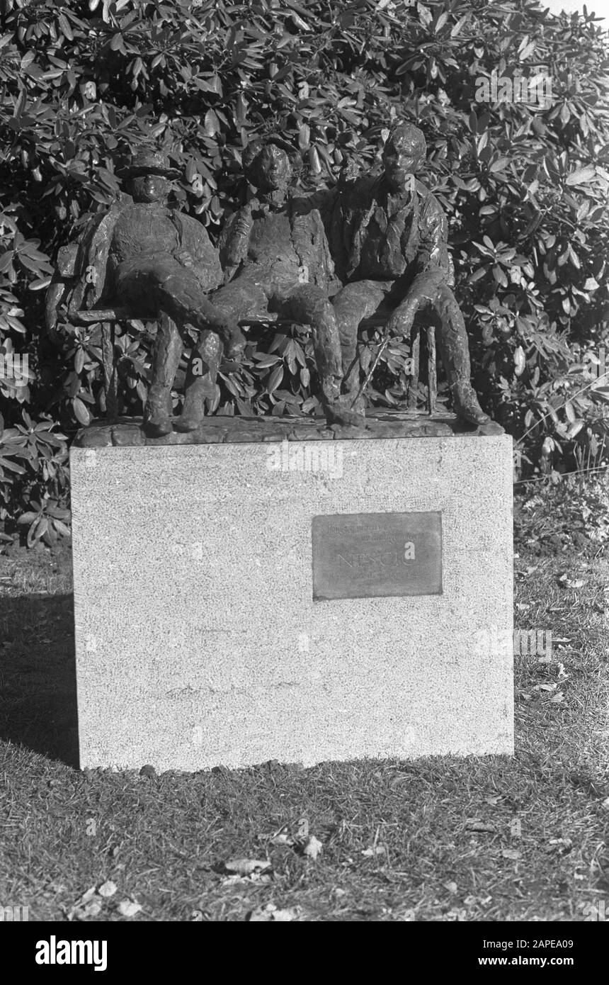 Bayens Statue (3 Figuren auf der Bank) im Oosterpark Amsterdam, Bilddatum: 7. Oktober 1971 Ort: Amsterdam, Noord-Holland Schlüsselwörter: Bilder Personenname: Oosterpark Stockfoto