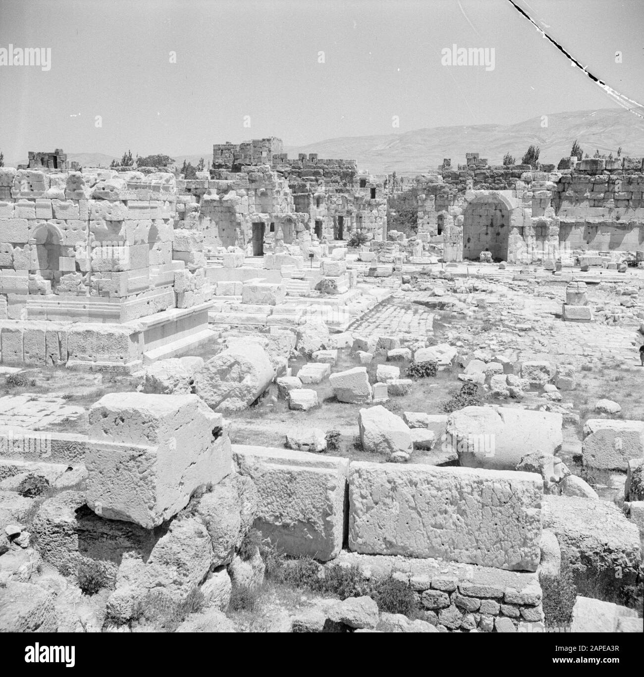 Naher Osten 1950-1955: Libanon Beschreibung: Bild der Ruinen in Baalbek Datum: 1950 Ort: Baalbek, Libanon Schlüsselwörter: Berge, Schreine, Ruinen Stockfoto