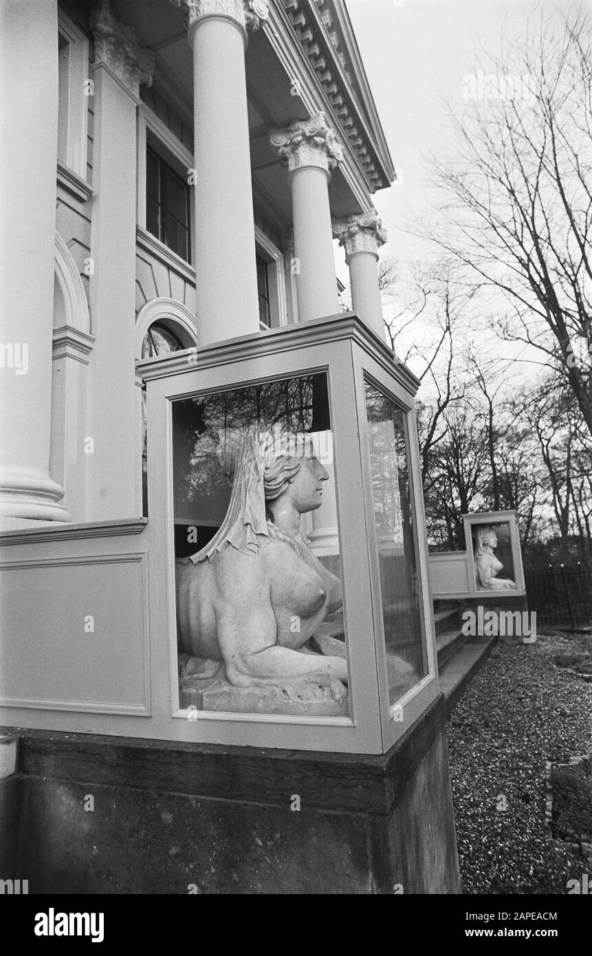 Bilder in Glasschränken gegen den Frost für Haus mit den Statuen in Haarlem Datum: 10. januar 1978 Ort: Haarlem Schlüsselwörter: Bilder Stockfoto