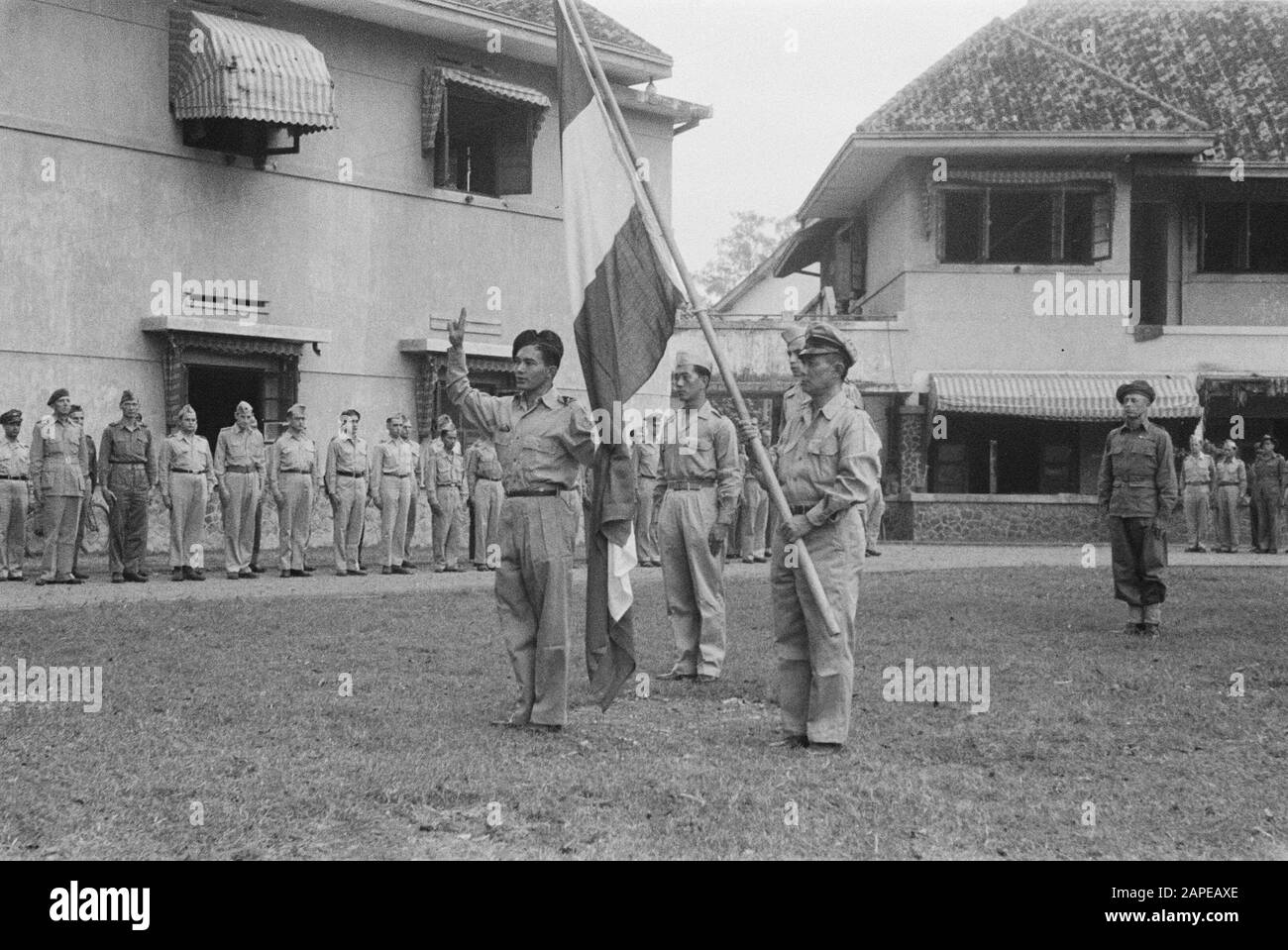 Vereidigung durch drei Geheimdienstmitarbeiter des NEFIS Datum: 1946 Standort: Indonesien, Niederländisch-Ostindien Stockfoto