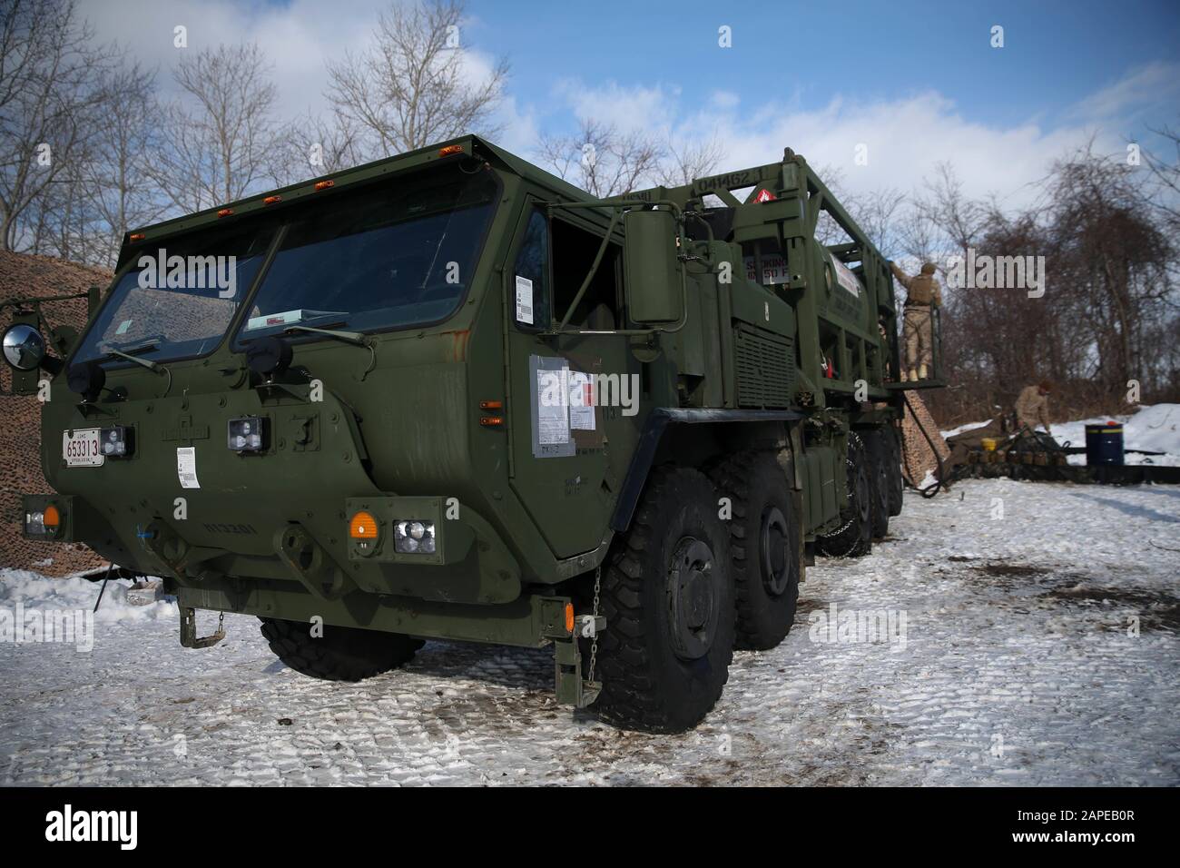 Ein MKR 16-Traktor für den Fahrzeugaustausch im Logistiksystem liefert während der Übung Northern Viper im Trainingsbereich von Hokkudaien, Hokkaido, Japan, 22. Januar 2020 Kraftstoff an die Wasseraufbereitungsstelle. Northern Viper ist eine regelmäßig geplante Trainingsübung, mit der die Interoperabilität der US-amerikanischen und japanischen Allianz verbessert werden soll, indem es Infanterieeinheiten ermöglicht wird, ihre Letalität und Kenntnisse in der Infanterie und kombinierten Waffentaktik aufrechtzuerhalten. (USA Marine Corps Foto Von Cpl. Cameron E. Parks) Stockfoto