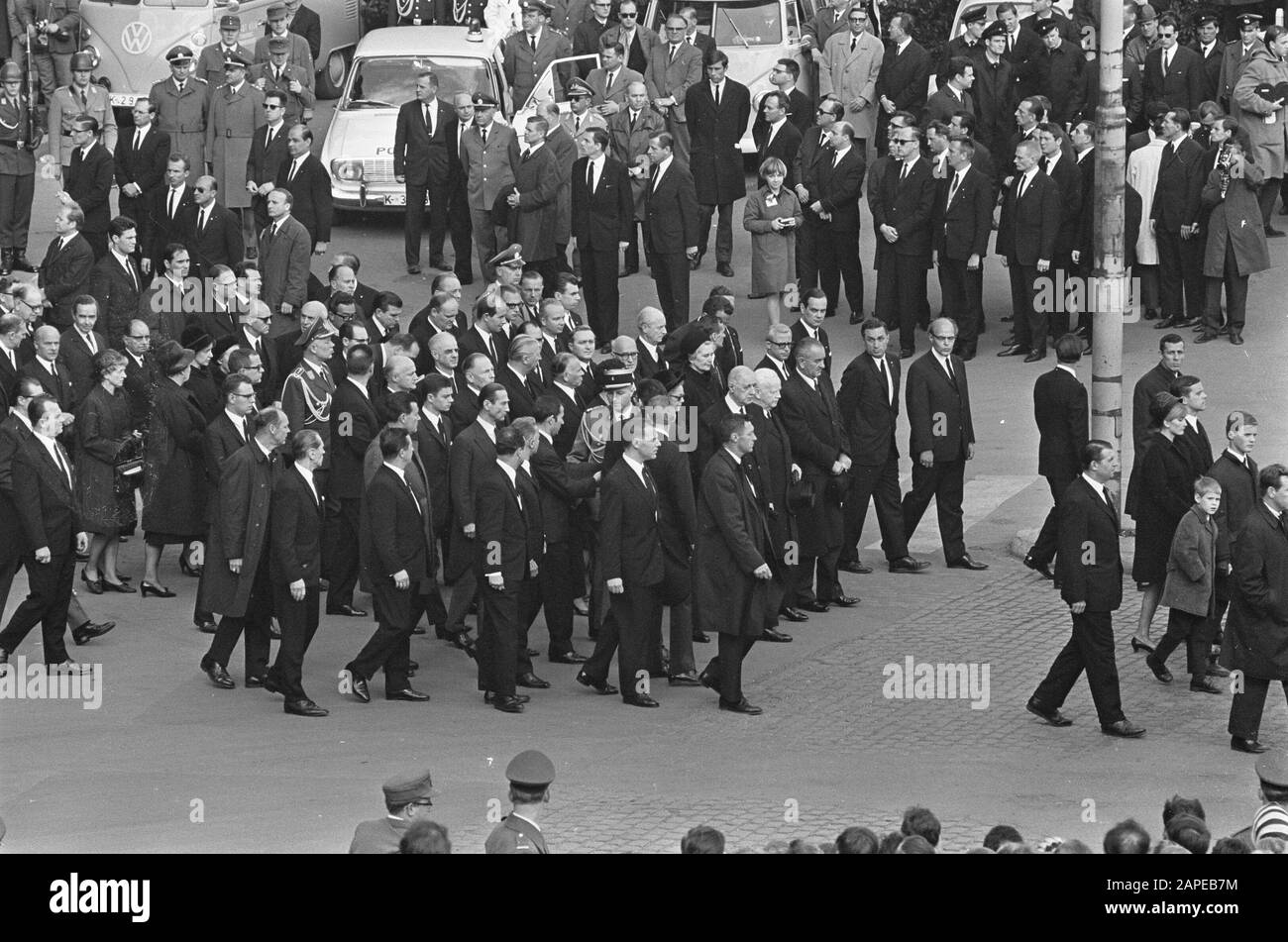 Beerdigung Adenauer, in der Prozession, Präsident Johnson, De Gaulle und Lubken in der ersten Reihe Datum: 25. April 1967 Schlüsselwörter: Beerdigungen persönlicher Name: Adenauer, Konrad, Gaulle, Charles de, Johnson, Lyndon B. Stockfoto