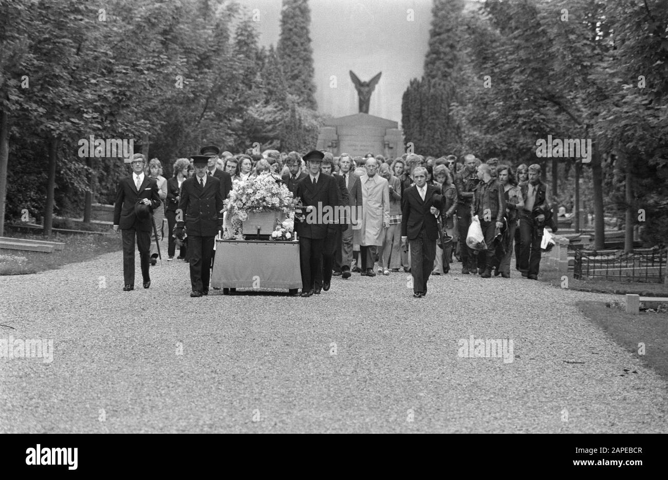 Beerdigung von Hells Angels auf dem Nieuwe Oostercfriedhof in Amsterdam Datum: 27. Juni 1974 Ort: Amsterdam, Noord-Holland Schlüsselwörter: Beerdigungen persönlicher Name: Hells Angels Stockfoto