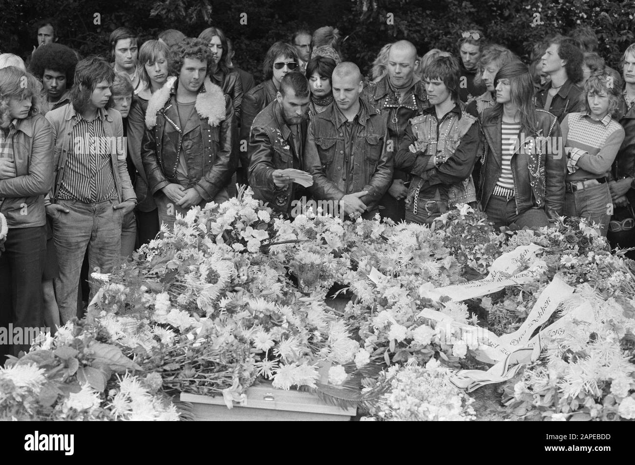 Beerdigung von Hells Angels auf dem Nieuwe Oostercfriedhof in Amsterdam Datum: 27. Juni 1974 Ort: Amsterdam, Noord-Holland Schlüsselwörter: Beerdigungen persönlicher Name: Hells Angels Stockfoto