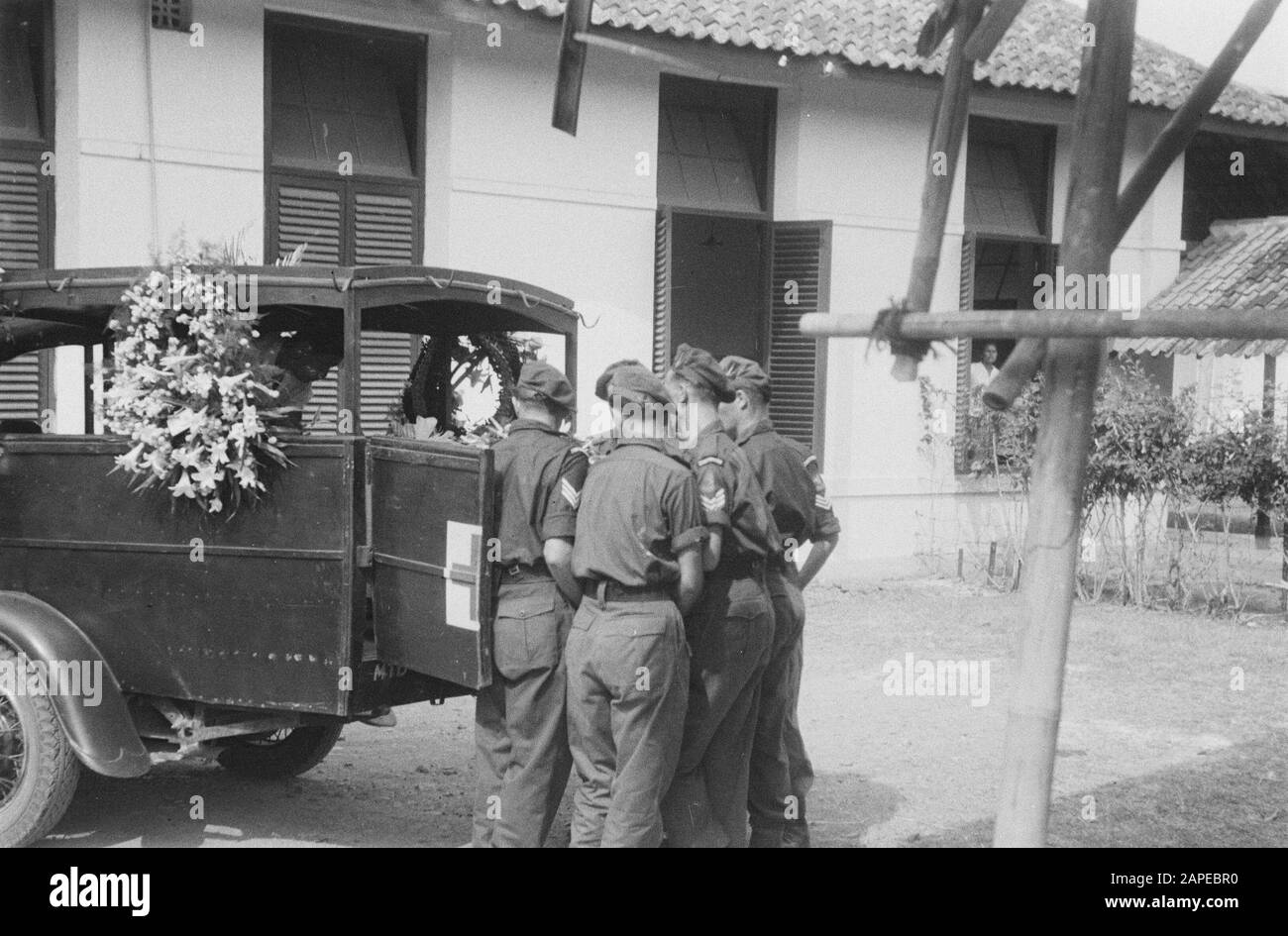 Beerdigung von [â¦]. Soldaten des Regiments Schockten Den Sarg in den Wagen [ein Krankenwagen] Anmerkung: In Zeitungsberichten ist nichts über eine solche Beerdigung zu finden. Am 22. Mai 1946 wurde der Sergeant-Major-Instrumentalierer Otto Moonen von den 3:1-Regimentstruppen Getötet. Er wurde auf dem Ehrenfeld Candi in Semarang beigesetzt. Die am Steinbruch stehenden Sergeanten heben sich ab. Datum: 1946 Ort: IndonesiÃ ", Niederländisch-Indisch Stockfoto