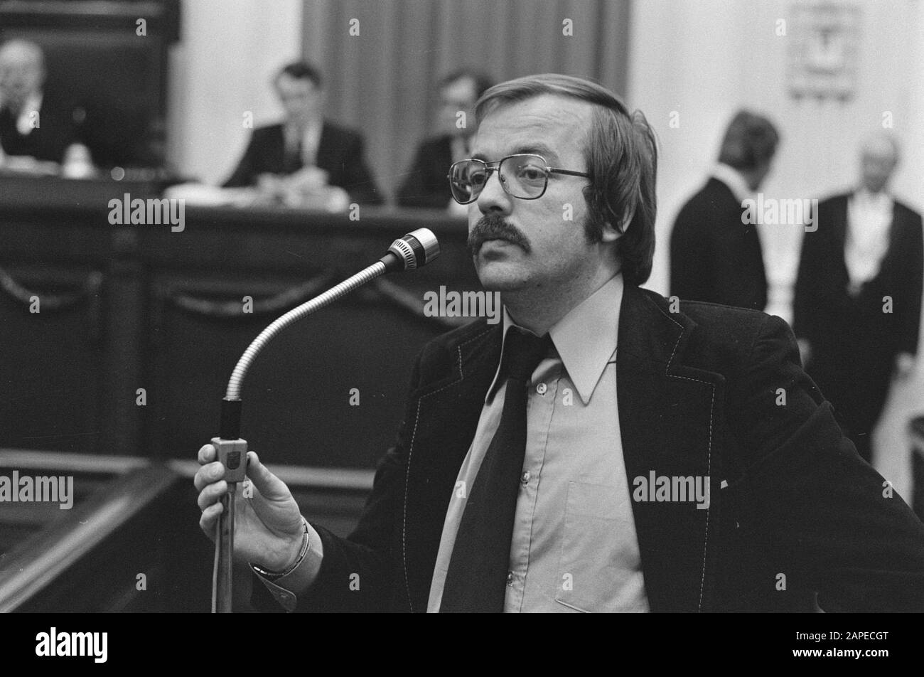 Behandlung der Zweiten Kammer für mögliche Hilfen aus den Niederlanden für den Bau von Kernkraftwerken in Südafrika; Relus ter Beek (Antrag eingereicht) Datum: 18. November 1975 Standort: Den Haag, Zuid-Holland Schlüsselwörter: Parlamentsmitglieder, Politiker, politischer Personenname: Beek Relus ter Stockfoto