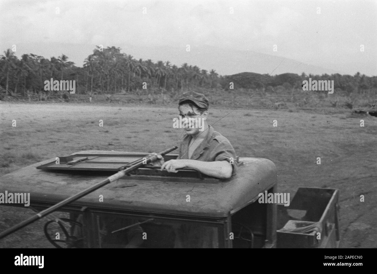 Salatiga. Holiday II-2 R.V.A. Beschreibung: Skill-Ride-Fahrzeuge. Soldat mit Stab im Lukendach Dreivierteltonner Datum: 8. Oktober 1947 Standort: Indonesien, Java, Niederländische Ostindien, Salatiga Stockfoto