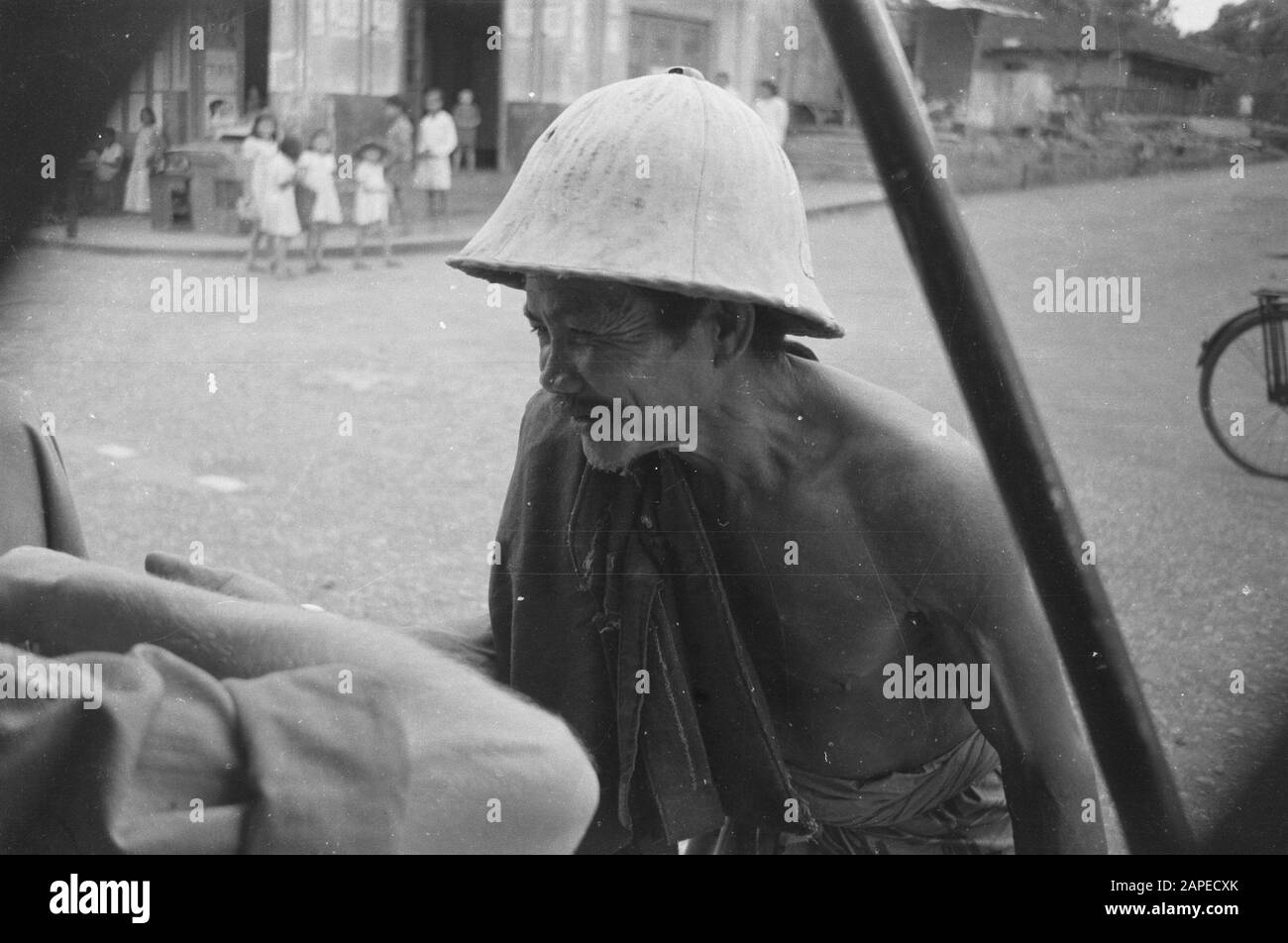 Außenpflege und Soekaboemi Beschreibung: Älterer Mann bekommt Kleidung in Verbindung mit lebaran Datum: August 1947 Ort: Indonesien, Java, Niederländisch-Ostindien Stockfoto