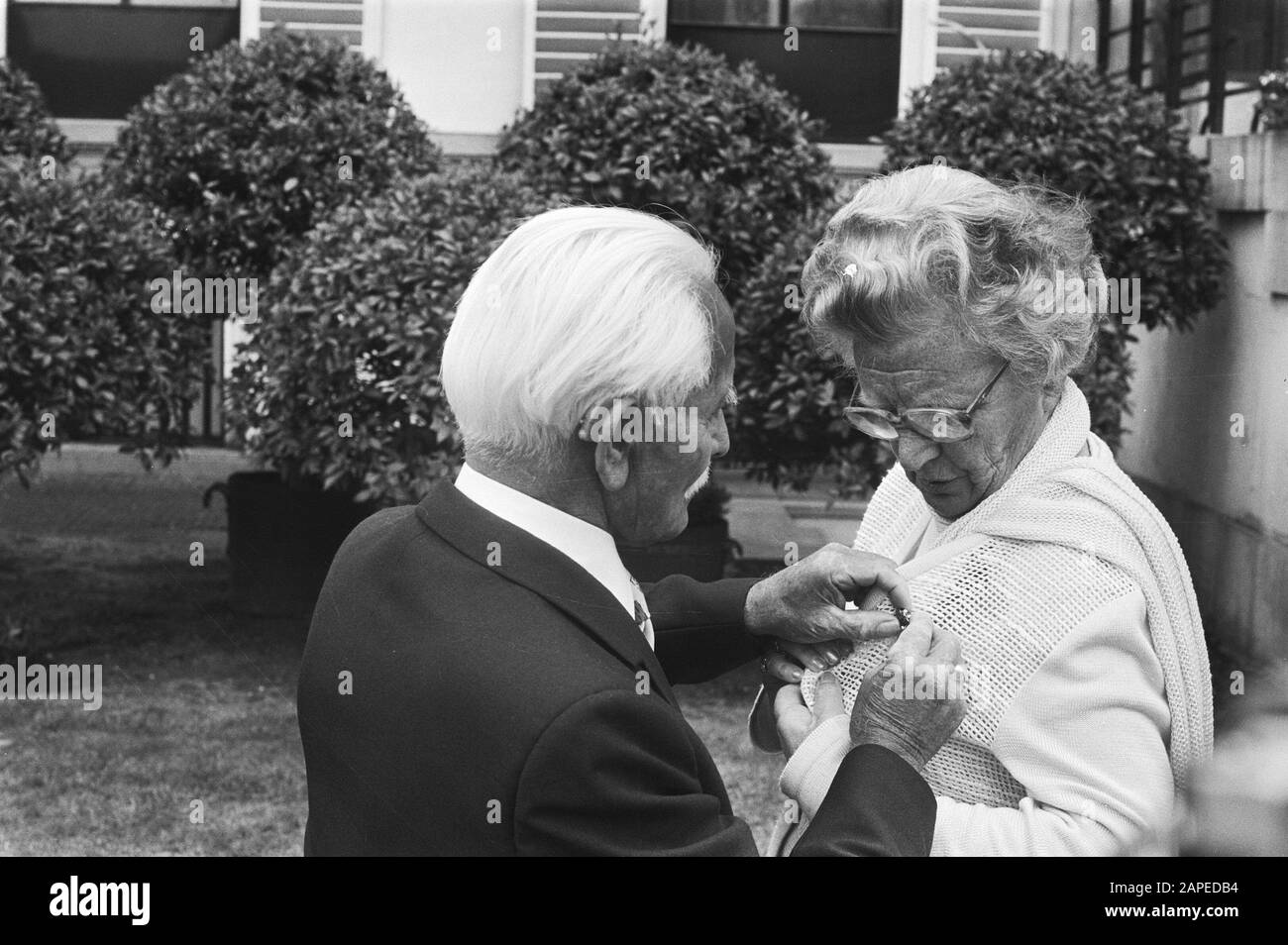 Älterer, 84-jähriger Herr Wandel spinnt Königin Juliana am Datum: 13. Juni 1978 Ort: Soestdijk, Utrechter Schlüsselwörter: Ältere Menschen, Broschen, Defilés, Königinnen persönlicher Name: Juliana (Königin Niederlande) Stockfoto