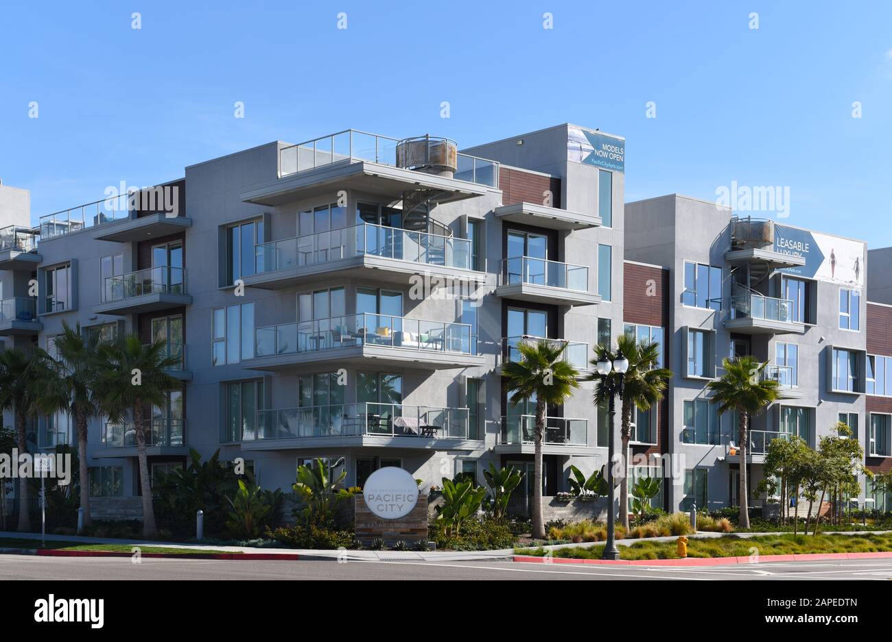 HUNTINGTON BEACH, KALIFORNIEN - 22. JANUAR 2020: The Residences at Pacific City, Luxury Apartment and Penthouses in Huntington Beach. Stockfoto