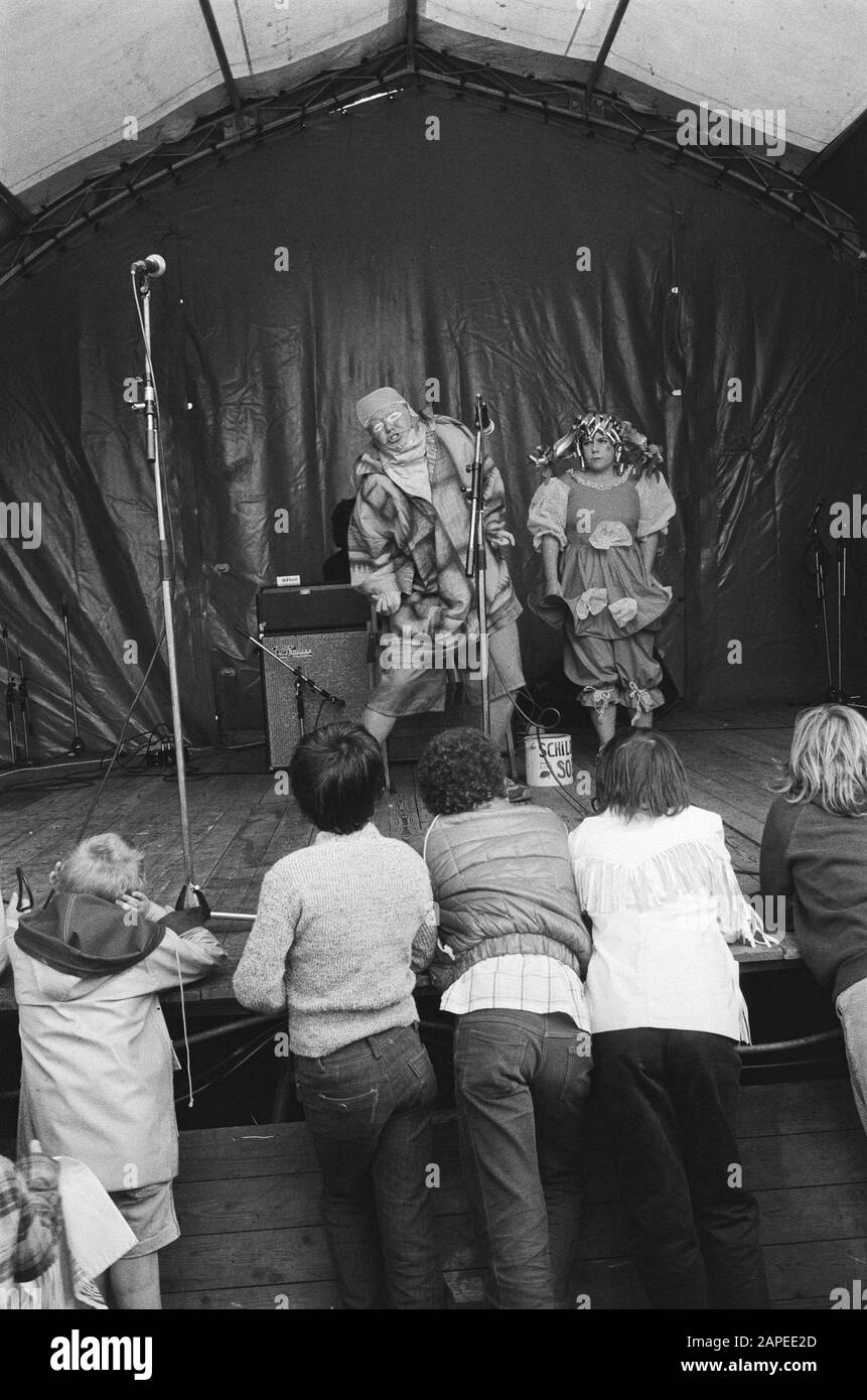Uitmarkt 1980 in Amsterdam Beschreibung: Interesse für eine Aufführung Datum: 13. September 1980 Ort: Amsterdam, Noord-Holland Schlüsselwörter: Kultur, Publikum, Zelte, Vorstellungen Institutionenname: Uitmarkt Stockfoto