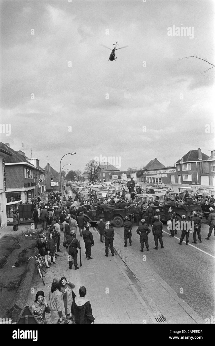 Demonstration der belgischen Landwirte mit Traktoren auf der Straße der Niederlande Beschreibung: Belgische Rijkswacht blockiert die Straße, darüber ein Hubschrauber Datum: 19. März 1971 Standort: Belgien Schlagwörter: Demonstrationen, Landwirte, Hubschrauber, Polizisten, Traktoren Stockfoto