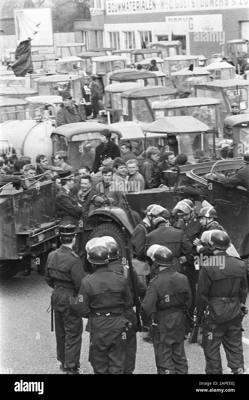 Demonstration der belgischen Landwirte mit Traktoren auf der Straße der Niederlande Beschreibung: Belgische Rijkswacht blockiert Straße Datum: 19. März 1971 Ort: Belgien Schlagwörter: Demonstrationen, Landwirte, Polizisten, Traktoren Stockfoto