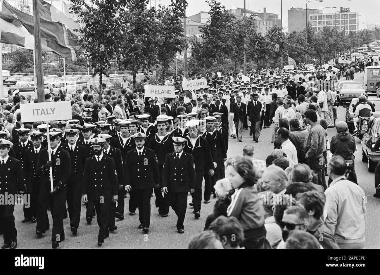 Sail 80 Amsterdam Beschreibung: Crew Members Cape Skagen Race in Parade to the Nieuwe Kerk, where Queen Beatrix will prämiert Datum: 8. August 1980 Ort: Amsterdam, Noord-Holland Schlüsselwörter: Crews , Preise, Segelschiffe Stockfoto