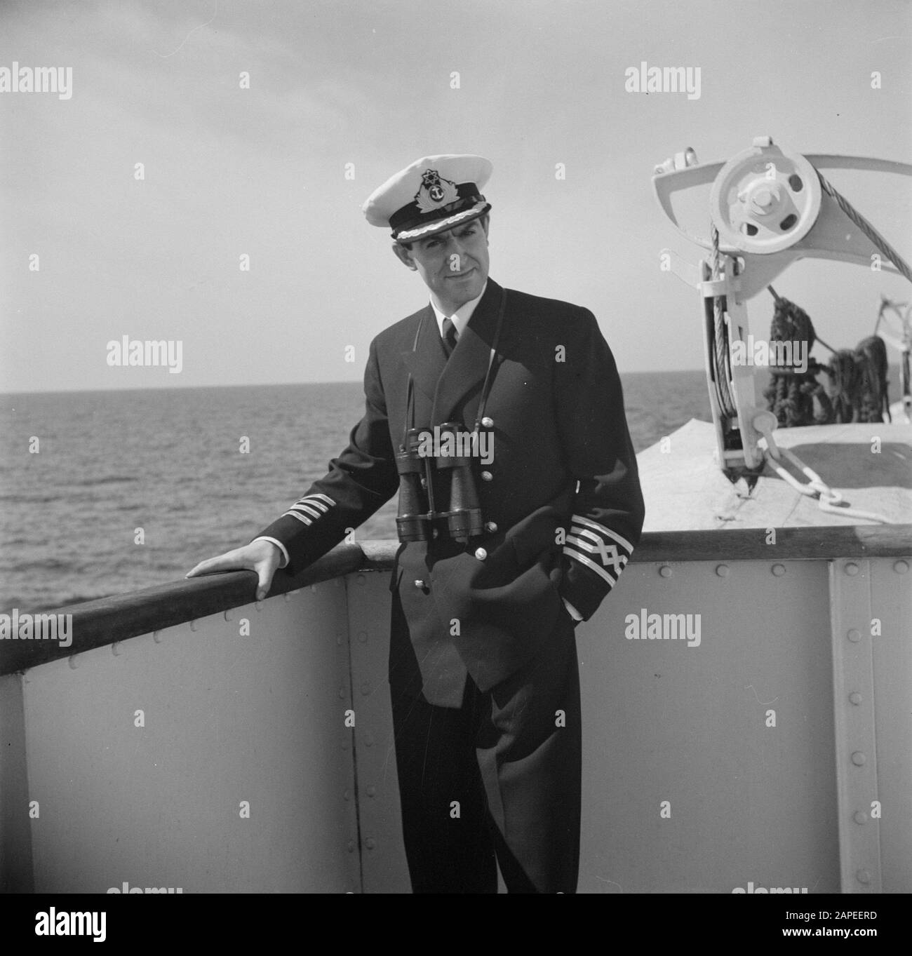 Israel 1948-1949: Sea voyage Beschreibung: Besatzungsmitglied an Bord eines Schiffes Anmerkung: Fotograf Willem van de Poll machte diese Aufnahme an Bord des Schiffes, mit dem er 1948 von Genua nach Haifa umzog Datum: 1948 Ort: Israel Schlagwörter: Kostüme, Posieren, Reisen, Seefahrer, Versand Stockfoto