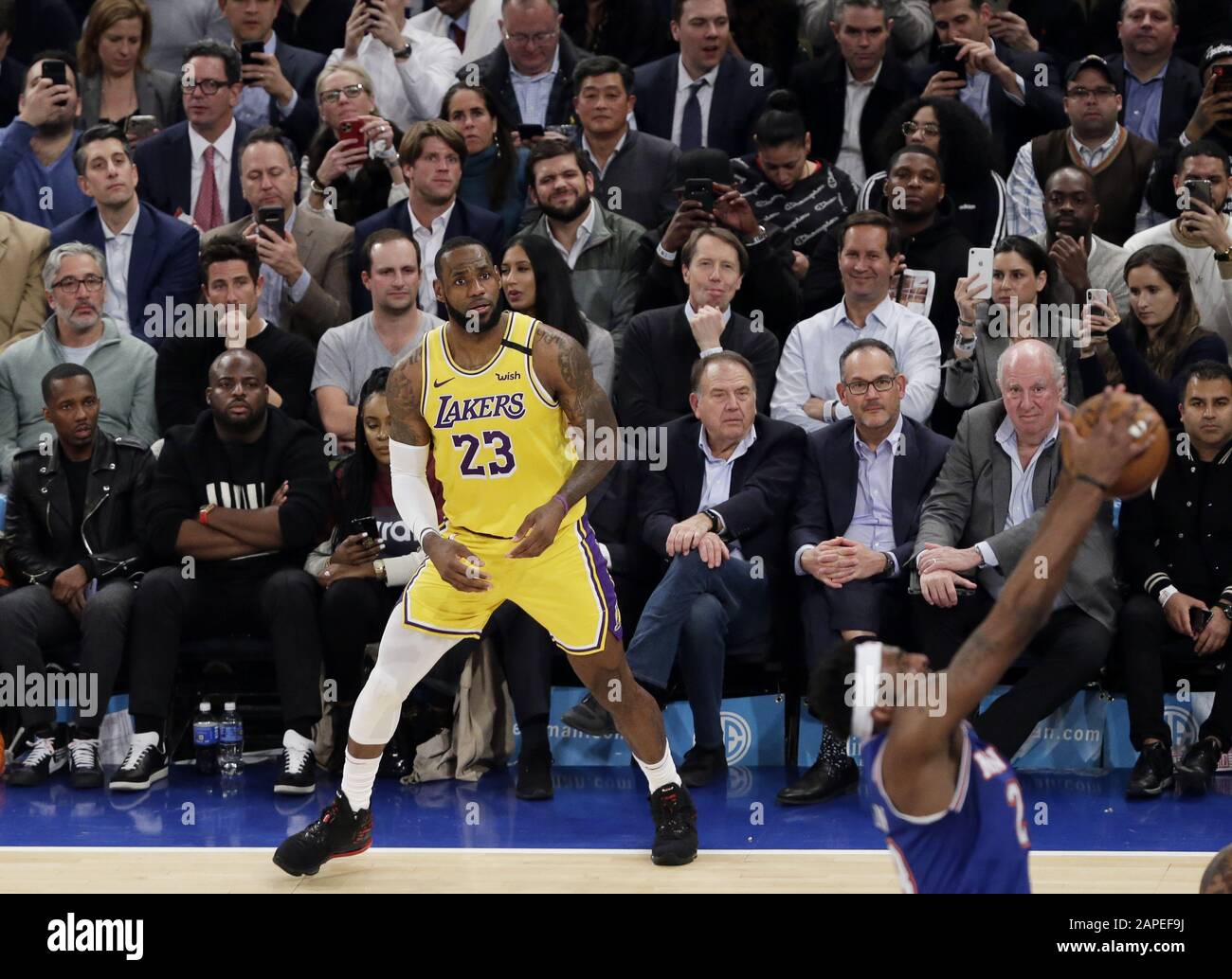 New York, Vereinigte Staaten. Januar 2020. Los Angeles Lakers LeBron James beobachtet am Mittwoch, 22. Januar 2020 in New York City, Action unter dem Korb gegen die New York Knicks im Madison Square Garden. Die Lakers besiegten die Knicks 100-92. Foto von John Angelillo/UPI Credit: UPI/Alamy Live News Stockfoto