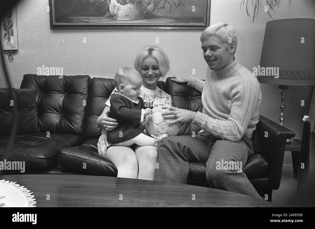 Bent Schmidt Hansen (dänischer Fußballer der PSV) mit Frau und Kind, Zuhause in Eindhoven Datum: 21. November 1969 Ort: Eindhoven Schlagwörter: Sport, Fußballer persönlicher Name: Bent Schmidt Hansen Institutionenname: PSV Stockfoto