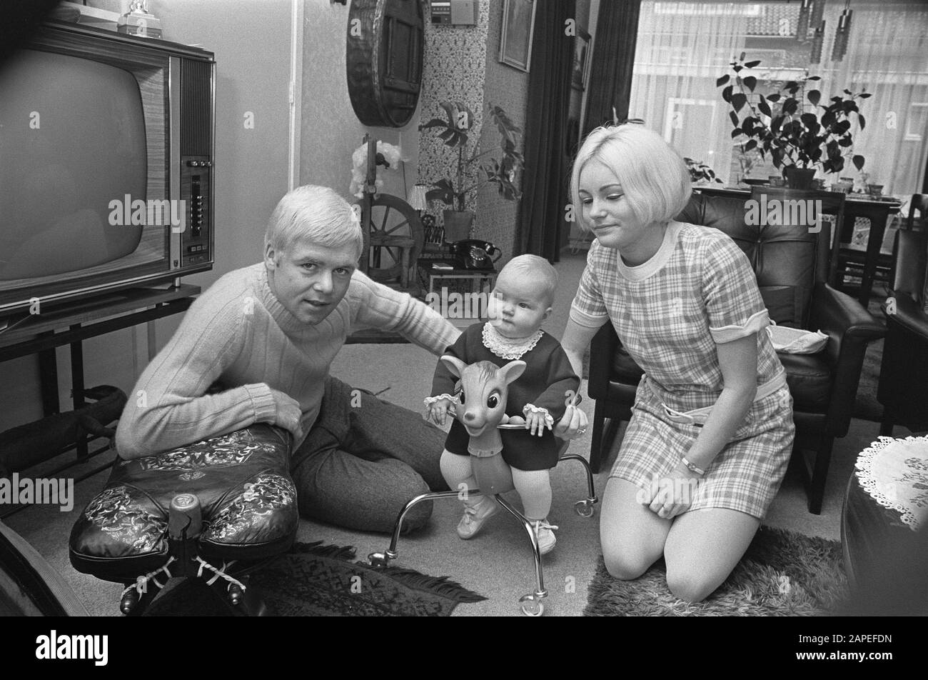 Bent Schmidt Hansen (dänischer Fußballer der PSV) mit Frau und Kind, Zuhause in Eindhoven Datum: 21. November 1969 Ort: Eindhoven Schlagwörter: Sport, Fußballer persönlicher Name: Bent Schmidt Hansen Institutionenname: PSV Stockfoto