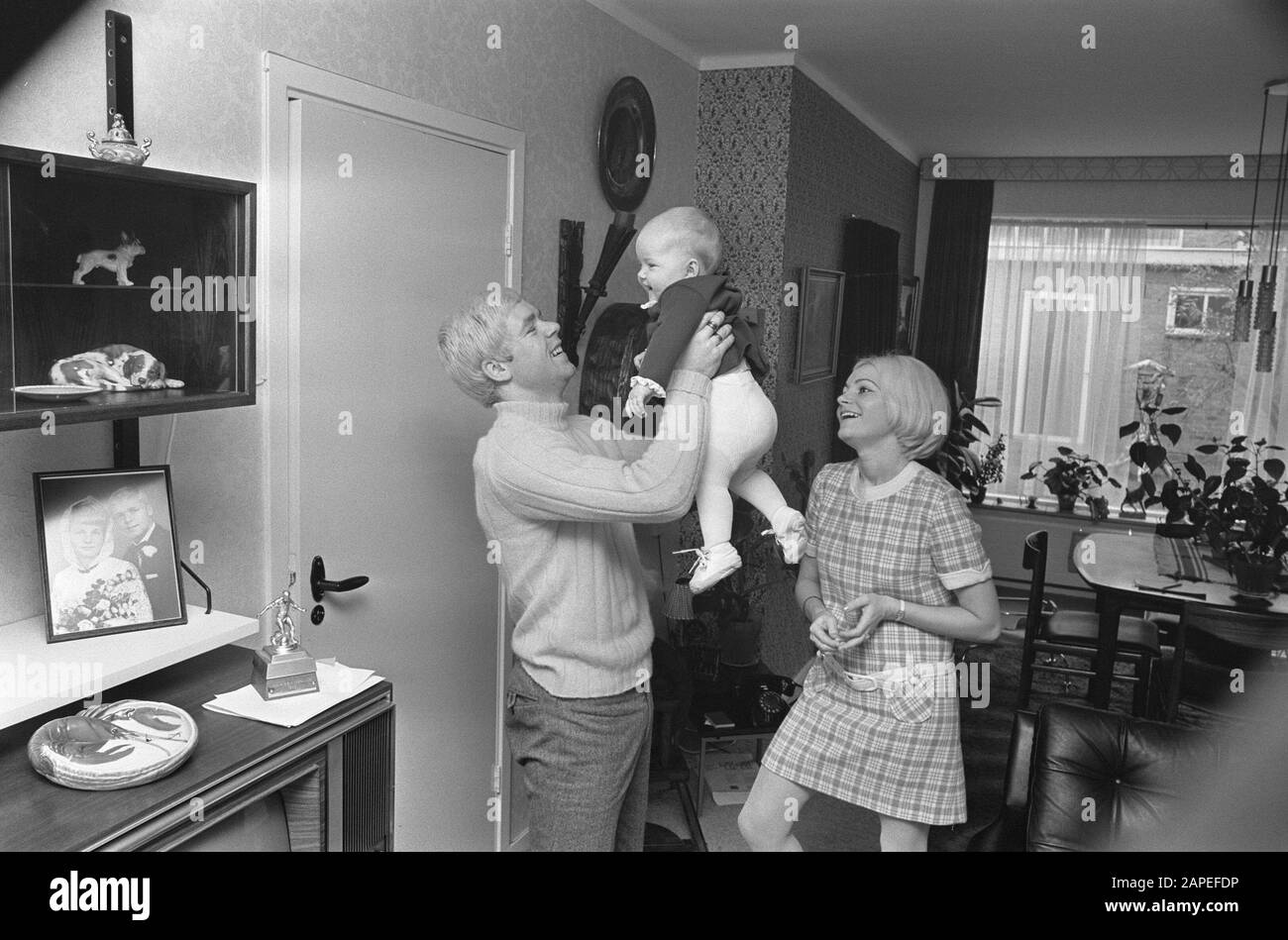 Bent Schmidt Hansen (dänischer Fußballer der PSV) mit Frau und Kind, Zuhause in Eindhoven Datum: 21. November 1969 Ort: Eindhoven Schlagwörter: Sport, Fußballer persönlicher Name: Bent Schmidt Hansen Institutionenname: PSV Stockfoto