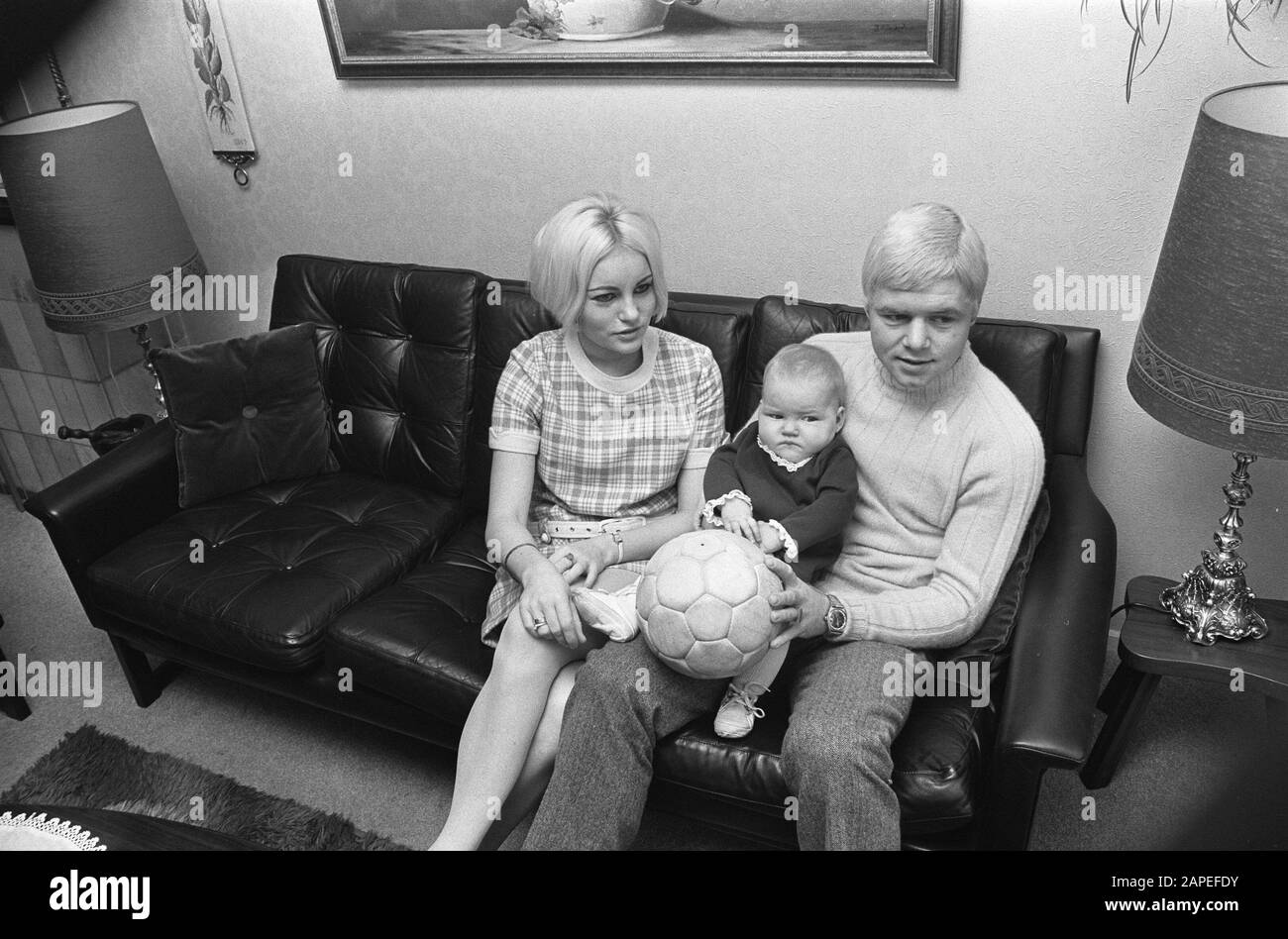 Bent Schmidt Hansen (dänischer Fußballer der PSV) mit Frau und Kind, Zuhause in Eindhoven Datum: 21. November 1969 Ort: Eindhoven Schlagwörter: Sport, Fußballer persönlicher Name: Bent Schmidt Hansen Institutionenname: PSV Stockfoto
