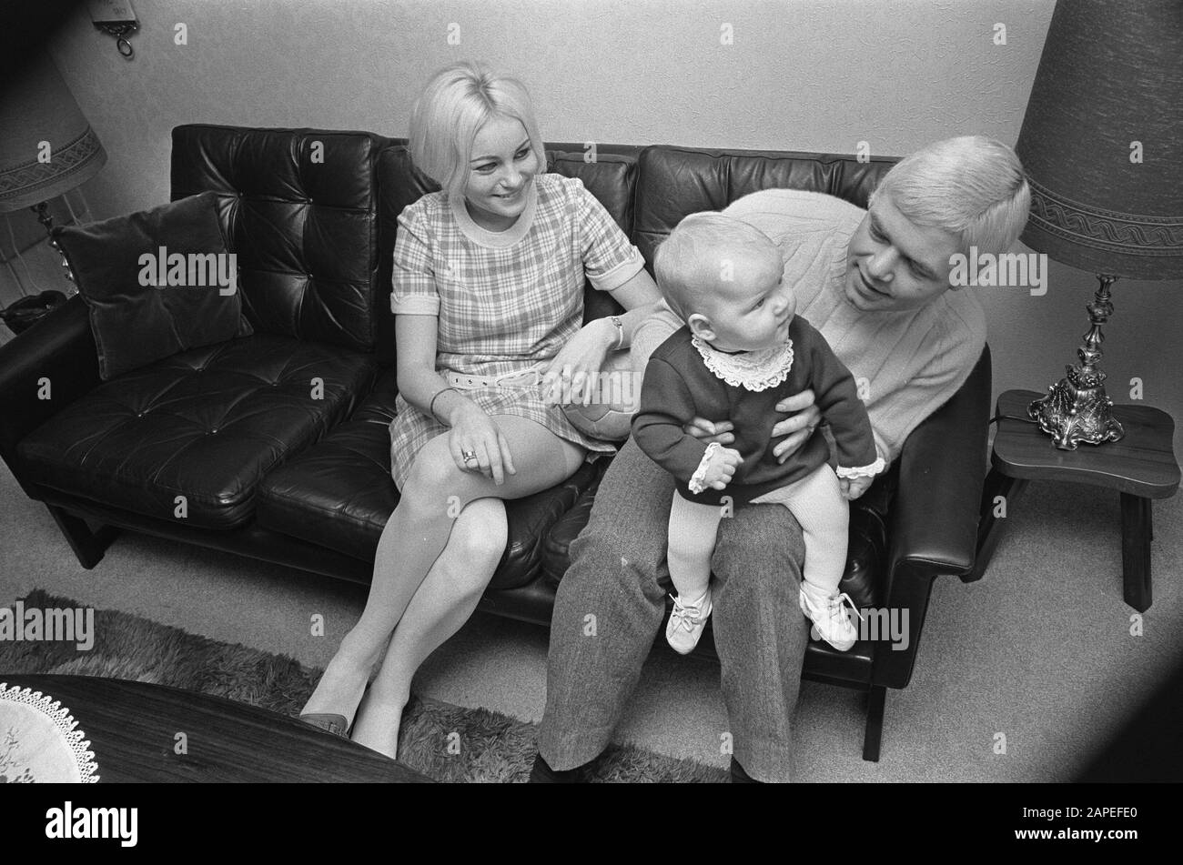 Bent Schmidt Hansen (dänischer Fußballer der PSV) mit Frau und Kind, Zuhause in Eindhoven Datum: 21. November 1969 Ort: Eindhoven Schlagwörter: Sport, Fußballer persönlicher Name: Bent Schmidt Hansen Institutionenname: PSV Stockfoto