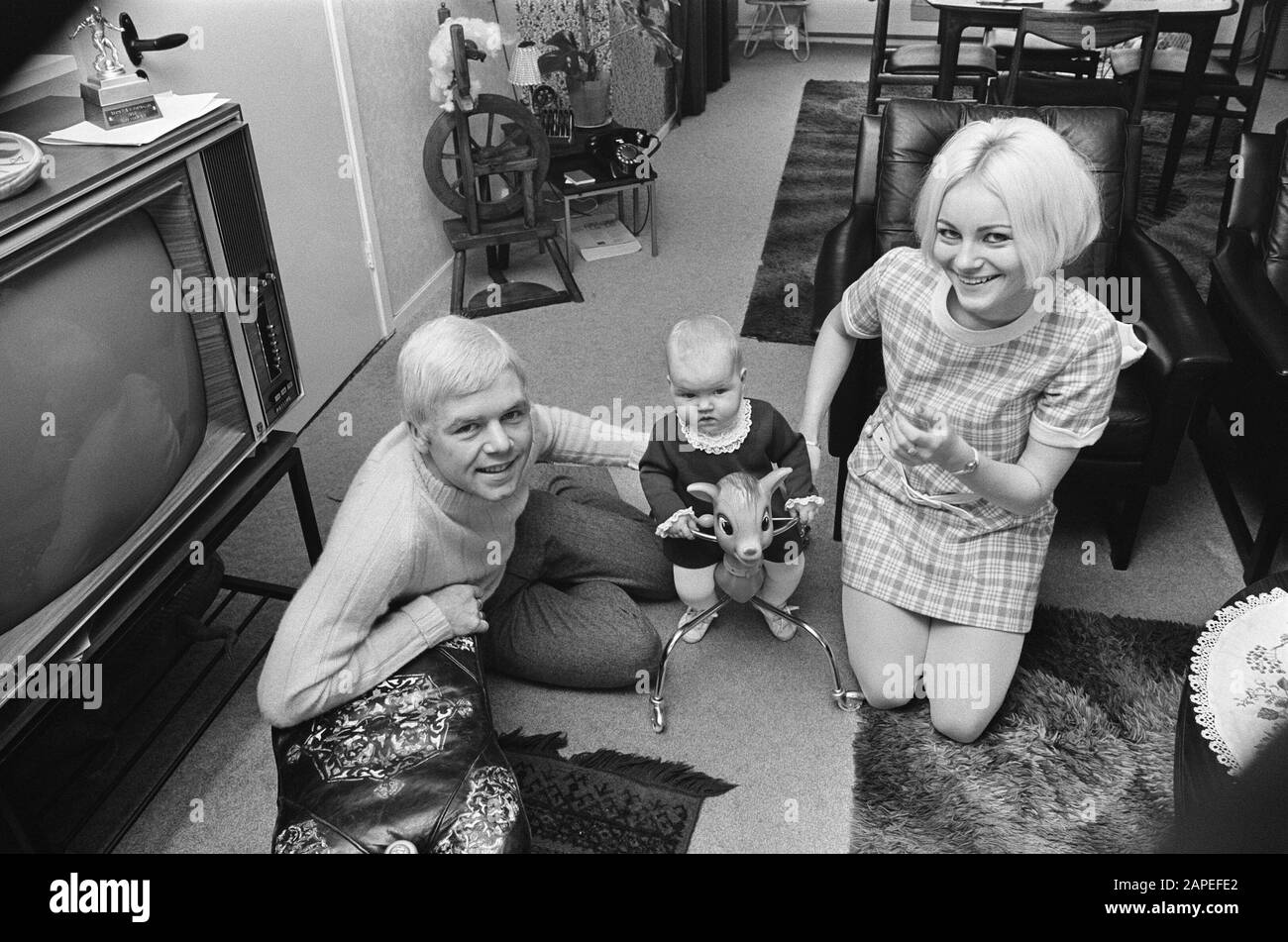 Bent Schmidt Hansen (dänischer Fußballer der PSV) mit Frau und Kind, Zuhause in Eindhoven Datum: 21. November 1969 Ort: Eindhoven Schlagwörter: Sport, Fußballer persönlicher Name: Bent Schmidt Hansen Institutionenname: PSV Stockfoto