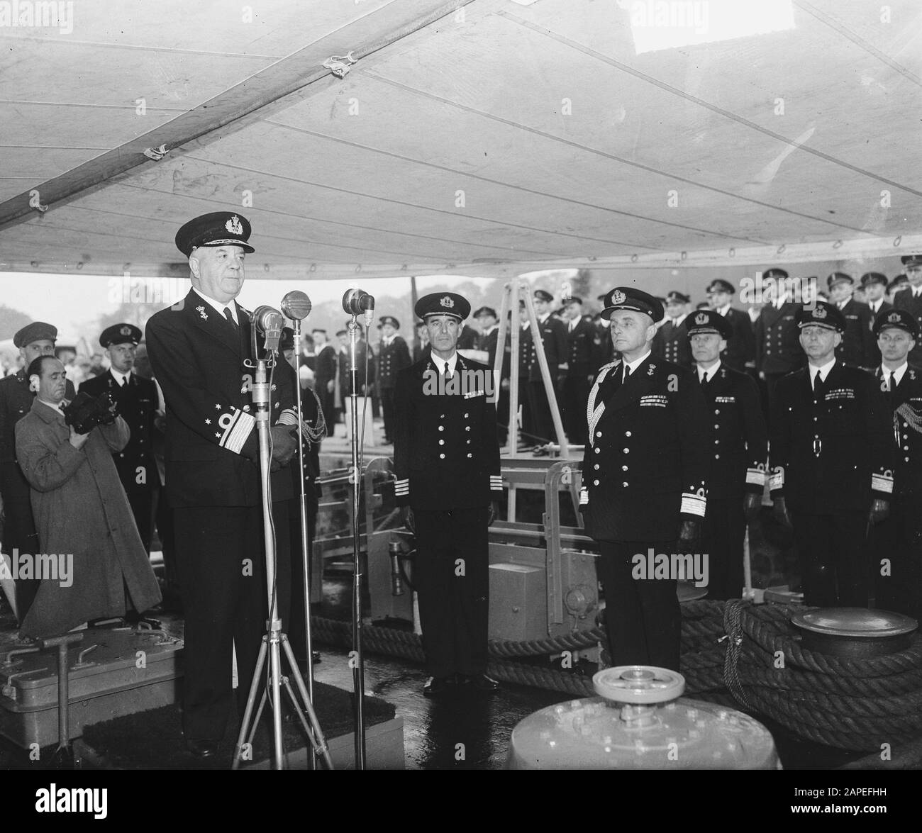 Abschiedsleutnant Admiral Helfrich an Bord von Mr. Dan. Jacob van Heemskerk in Rotterdam. Oberstleutnant Admiral C.E.L. Helfrich hält seine Abschiedsrede. Sofort zu seinem Recht der Kommandant des Jacob van Heemskerk, Kapitän zur See J.P.H. Perks. Rechts davon steht der Nachfolger von Helfrich als Kommandeur der Seestreitkräfte, VizeAdmiral Jhr. E.J. von Holthe. Hinten rechts von Holthe, hinten an der Nacht J.J.L. Willlinge, der Kommandeur der Marine Force Niederlande und erneut rechts neben dem Kommandeur des Marine Corps der Major General M.R. de Bruijne. Datum: 1.Oktober 1948 Standort: Rotterdam Stockfoto