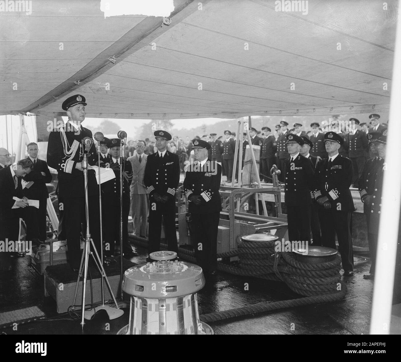 Abschiedsleutnant Admiral Helfrich an Bord von Mr. Dan. Jacob van Heemskerk in Rotterdam. Oberstleutnant Admiral C.E.L. Helfrich (in der Mitte) als scheidender Befehlshaber der Seestreitkräfte wird hier von seinem Nachfolger VizeAdmiral Jhr angesprochen. E.J. von Holthe. Rechts links von Helfrich, der Kommandant des Jacob van Heemskerk, der Kapitän zur See J.P.H. Perks. Ganz rechts befindet sich der Kommandeur des Marinekorps, General M.R. de Bruijne. Direkt links von ihm der Kommandeur der Marine Force Niederlande, hinten-bij-Nacht J.J.L. Willlinge Datum: 1. Oktober 1948 Standort: Rotterdam, Zuid-Holland Stockfoto