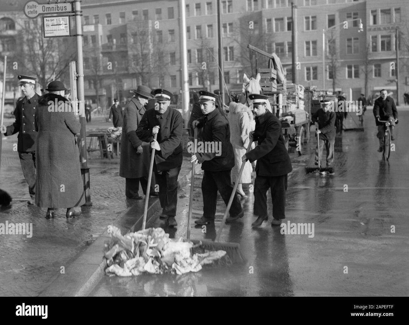 Reportage Berlin Beschreibung: Berlin. Uniformierte Arbeiter reinigen den Wittenbergplatz am Ende des Rohstoffmarktes Datum: November 1935 Standort: Berlin, Deutschland Schlagwörter: Märkte, Reinigung, Uniformen Stockfoto