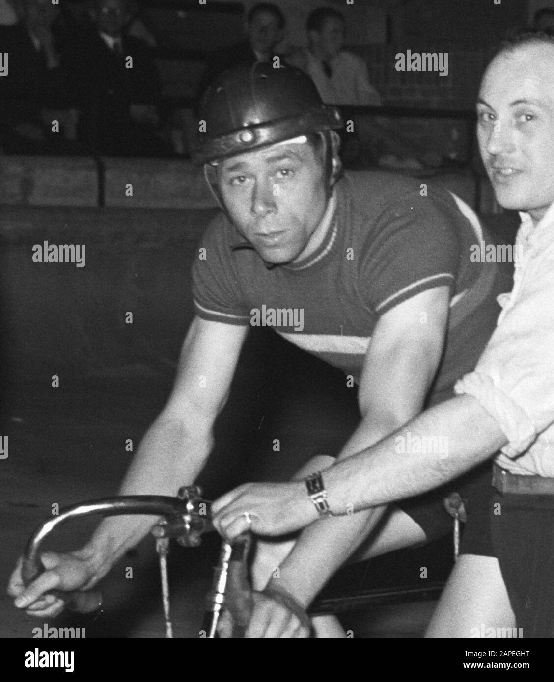 Teilnehmer Stayerkamp. Bakker und Besson (Schweiz) Datum: 23. August 1946 Schlagwörter: Bahnradsport, Sport, Radsport persönlicher Name: Bakker, Cor, Besson, Jacques Stockfoto