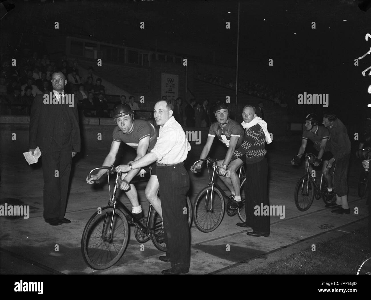 Teilnehmer Stayerkamp. Bakker und Besson (Schweiz) Datum: 23. August 1946 Schlagwörter: Bahnradsport, Sport, Radsport persönlicher Name: Bakker, Cor, Besson, Jacques Stockfoto