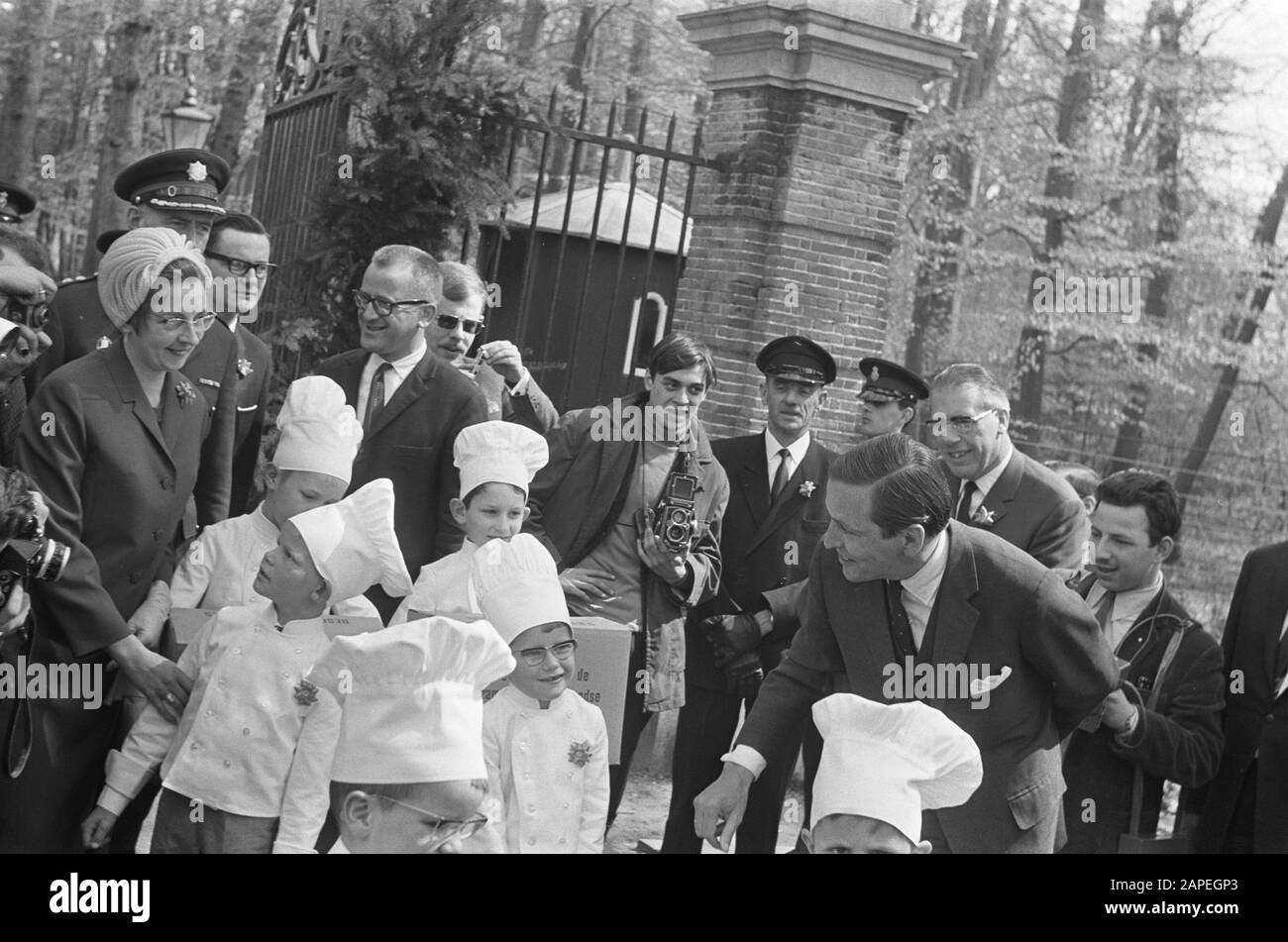 Geburtsfürst Willem-Alexander Beschreibung: Rusk mit Mäusen für Prinz Clausf, angeboten von kleinen Bäckern Datum: 28. April 1967 Schlagwörter: Brokt persönlicher Name: Claus, Fürst Stockfoto