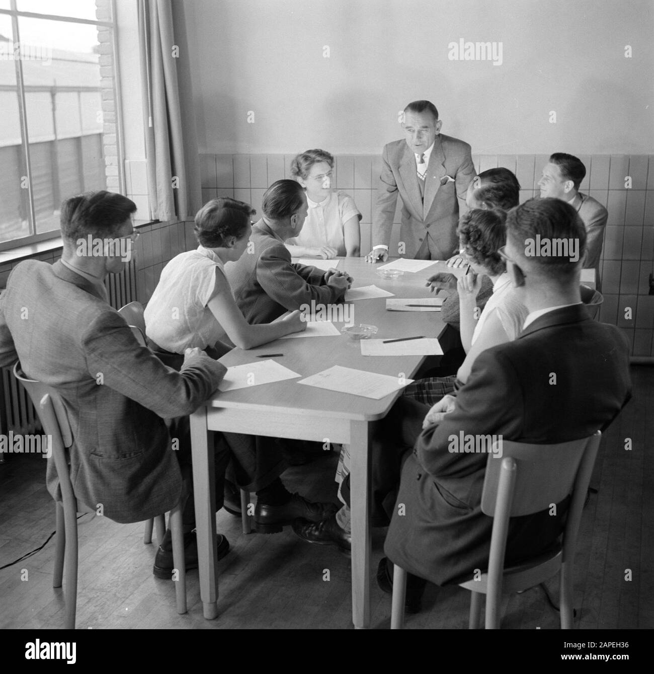 Reportage Kerko Haarlem Beschreibung: Diskussion mit den Mitarbeitern (dem  Penguin Club) bei Kerko Hemds Firma Datum: 9. August 1954 Standort: Haarlem  Schlüsselwörter: Mitarbeiter, beraten Stockfotografie - Alamy