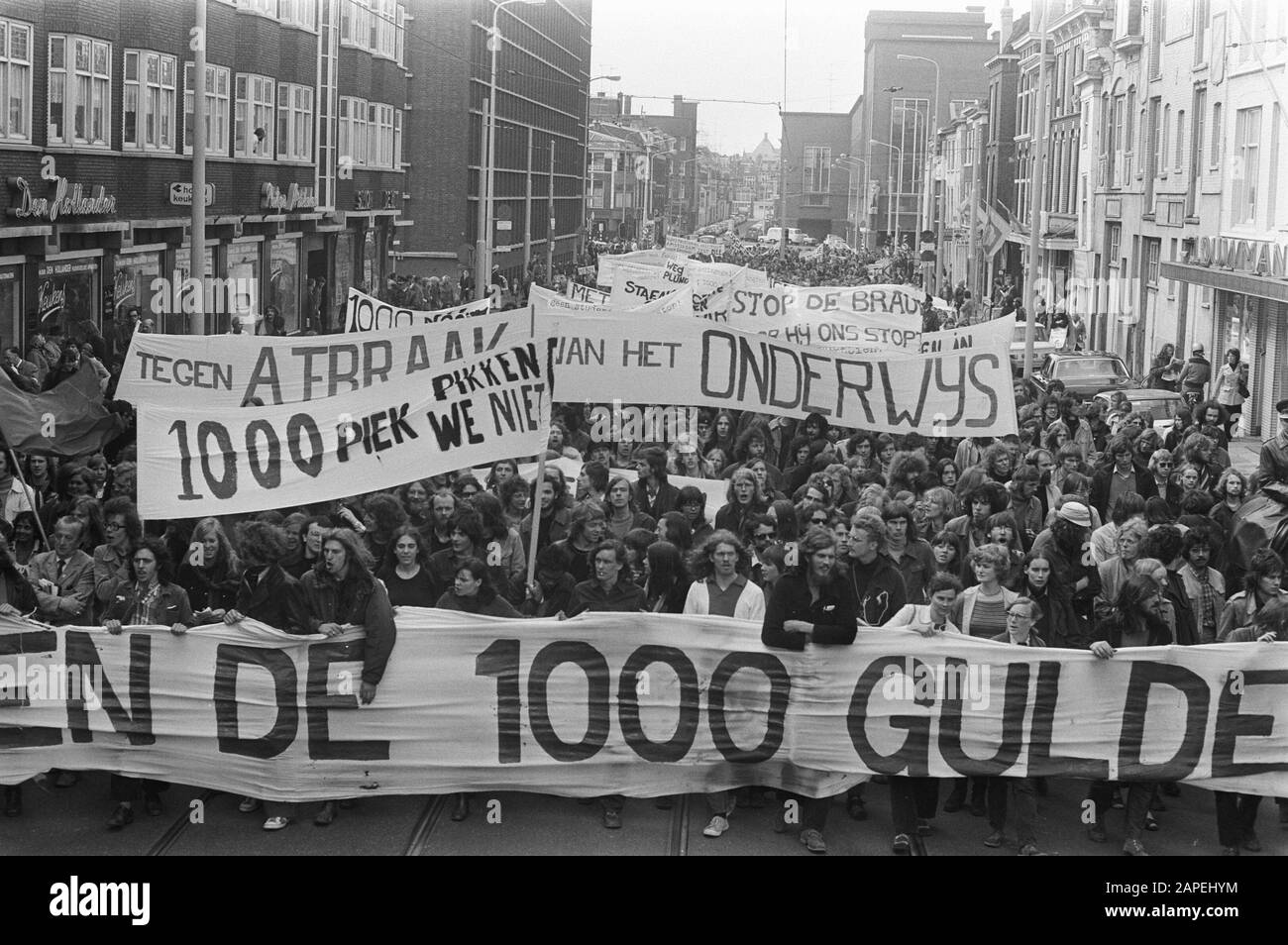 Verfahren gegen die Bildungspolitik der Regierung Beschreibung: Demonstranten auf dem Binnenhof in den Haag a.o. gegen die vorgeschlagene Erhöhung der Studiengebühren auf 1000 Gulden Datum: 30. Mai 1972 Standort: Den Haag, Zuid- Holland Schlüsselwörter: Demonstrationen, Bildung, Bildungspolitik, Banner Stockfoto