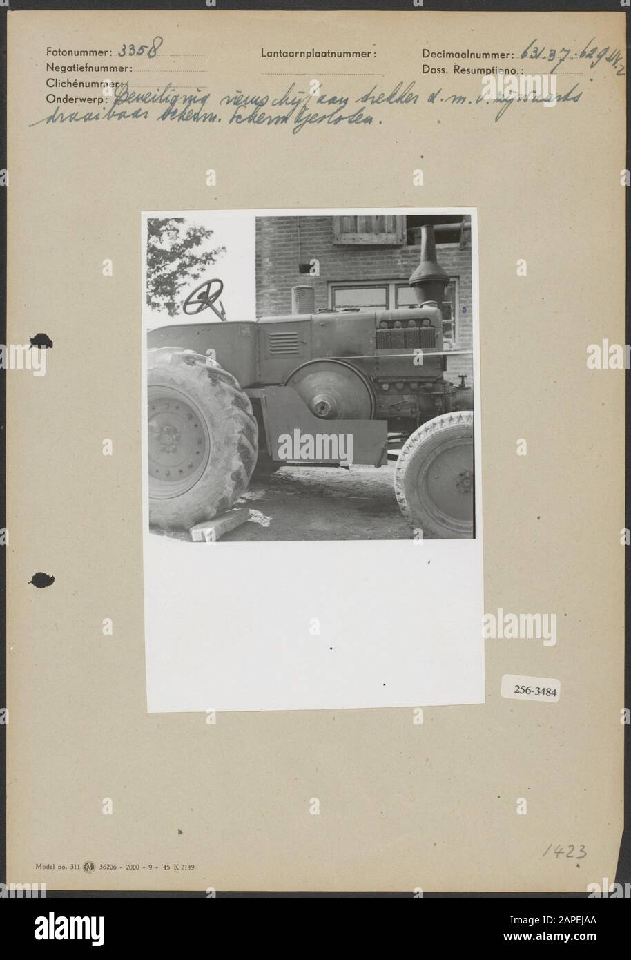 Sicherheit eines landwirtschaftlichen Traktors Beschreibung: Sicherheit der Riemenscheibe eines landwirtschaftlichen Traktors mittels eines seitlich drehbaren Bildschirms; der Bildschirm ist geschlossen Datum: Oktober 1951 Schlüsselwörter: Sicherheit, Getriebeländer, landwirtschaftliche Werkzeuge, Traktoren Stockfoto