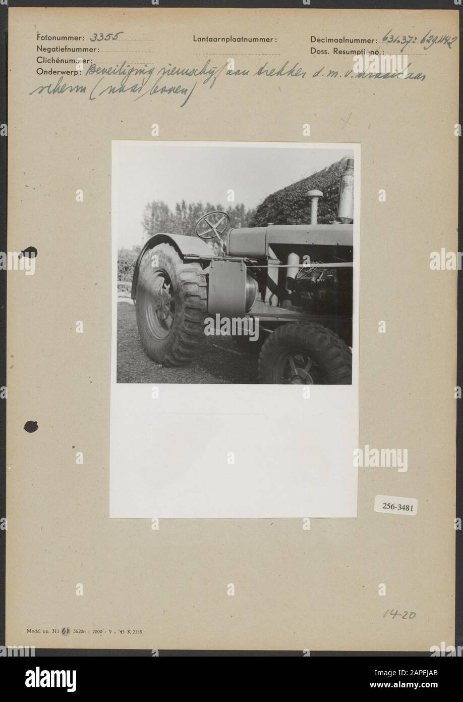 Sicherheit eines landwirtschaftlichen Traktors Beschreibung: Sicherheit der Riemenscheibe eines landwirtschaftlichen Traktors mit Hilfe eines drehbaren Bildschirms Datum: Oktober 1951 Schlagwörter: Sicherheit, Antriebsriemen, landwirtschaftliche Werkzeuge, Traktoren Stockfoto